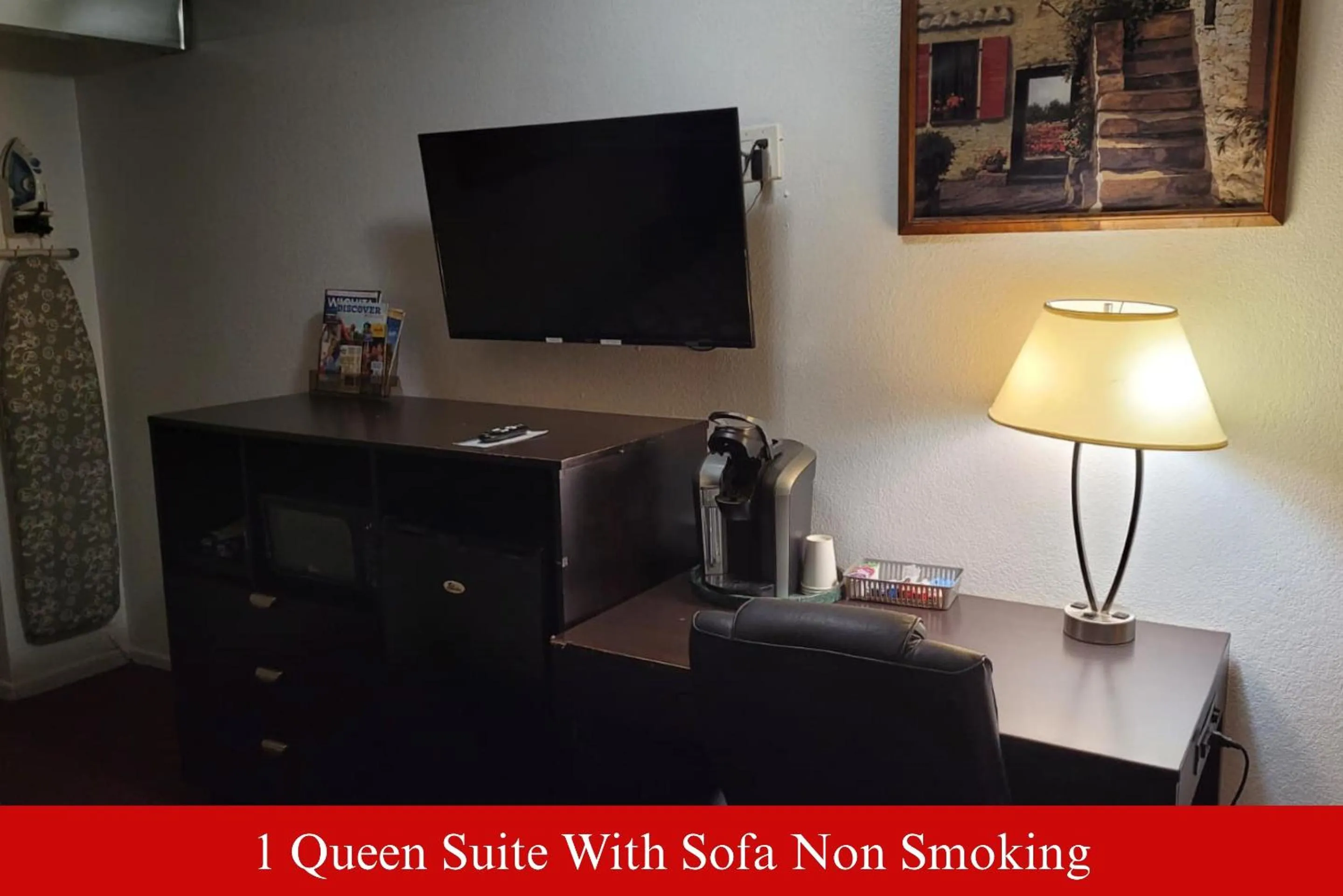 TV and multimedia in Coratel Inn & Suites by Jasper Hutchinson