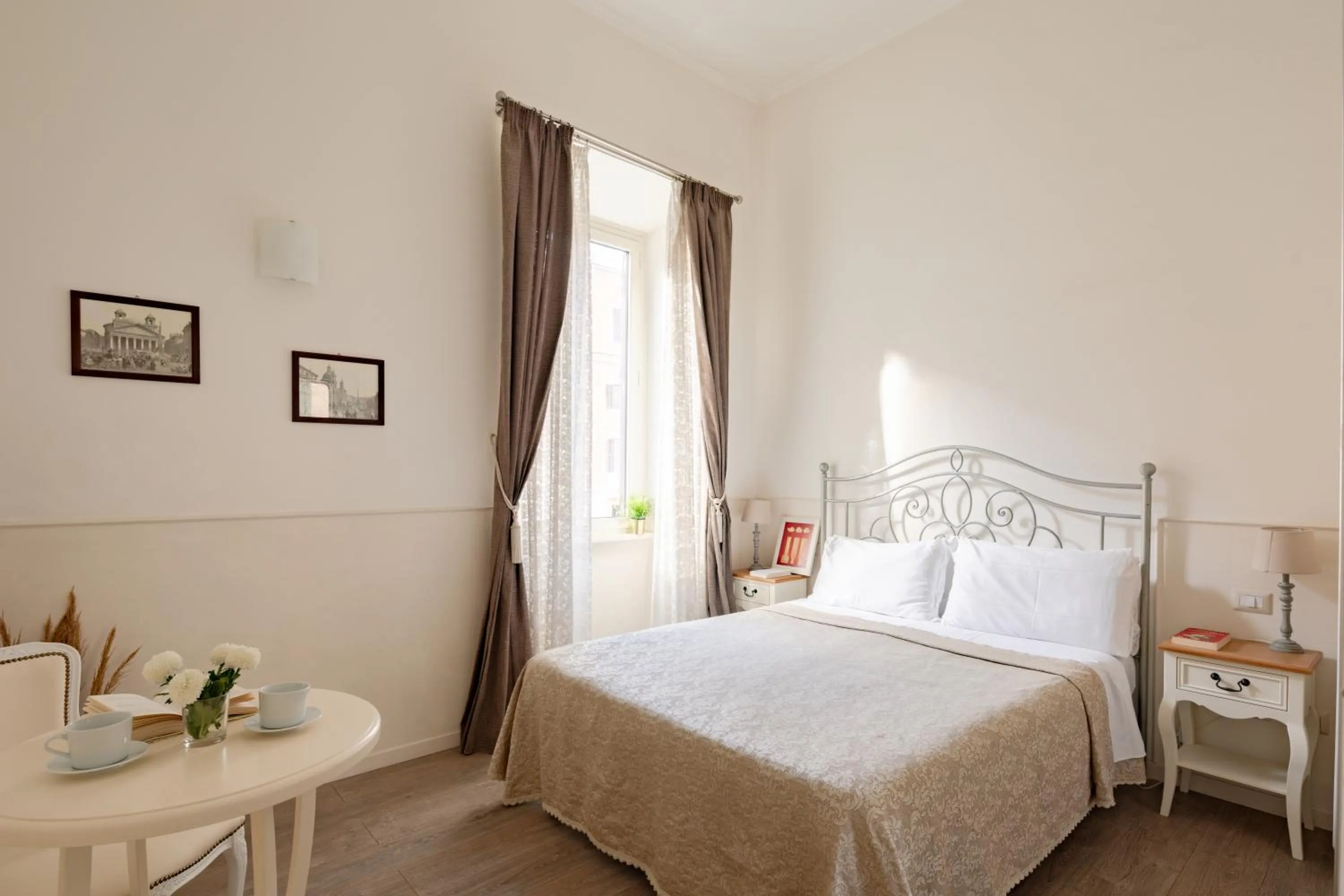 Bedroom, Bed in Dante's in Vaticano