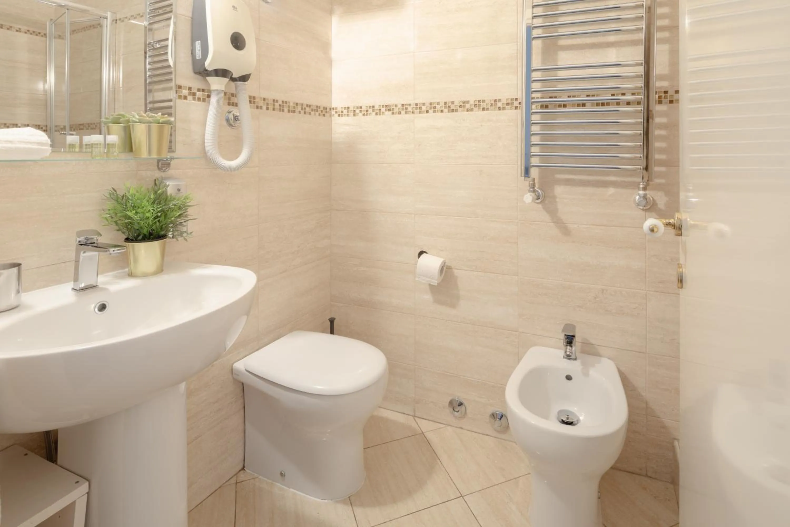 Bathroom in Dante's in Vaticano