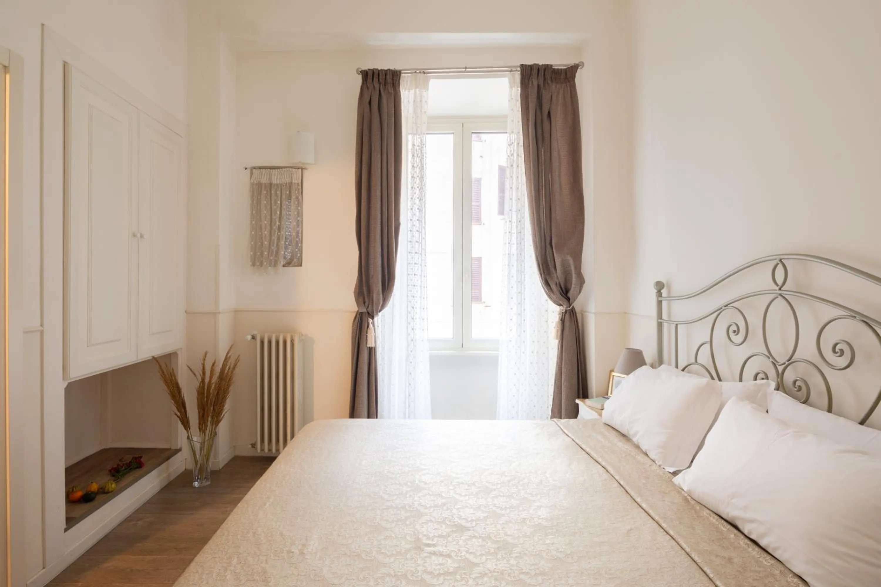 Bedroom, Bed in Dante's in Vaticano