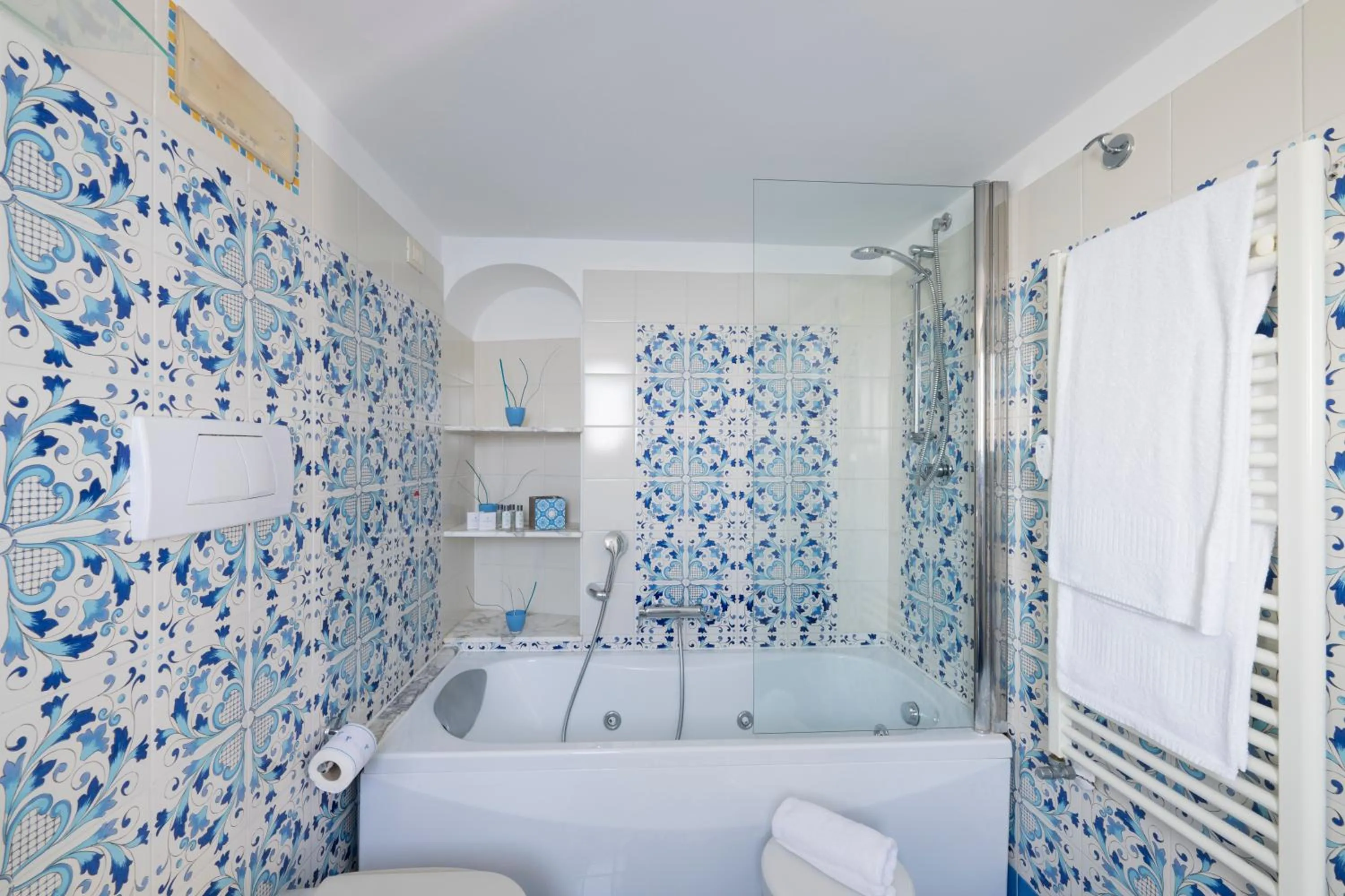 Shower, Bed in Palazzo Talamo