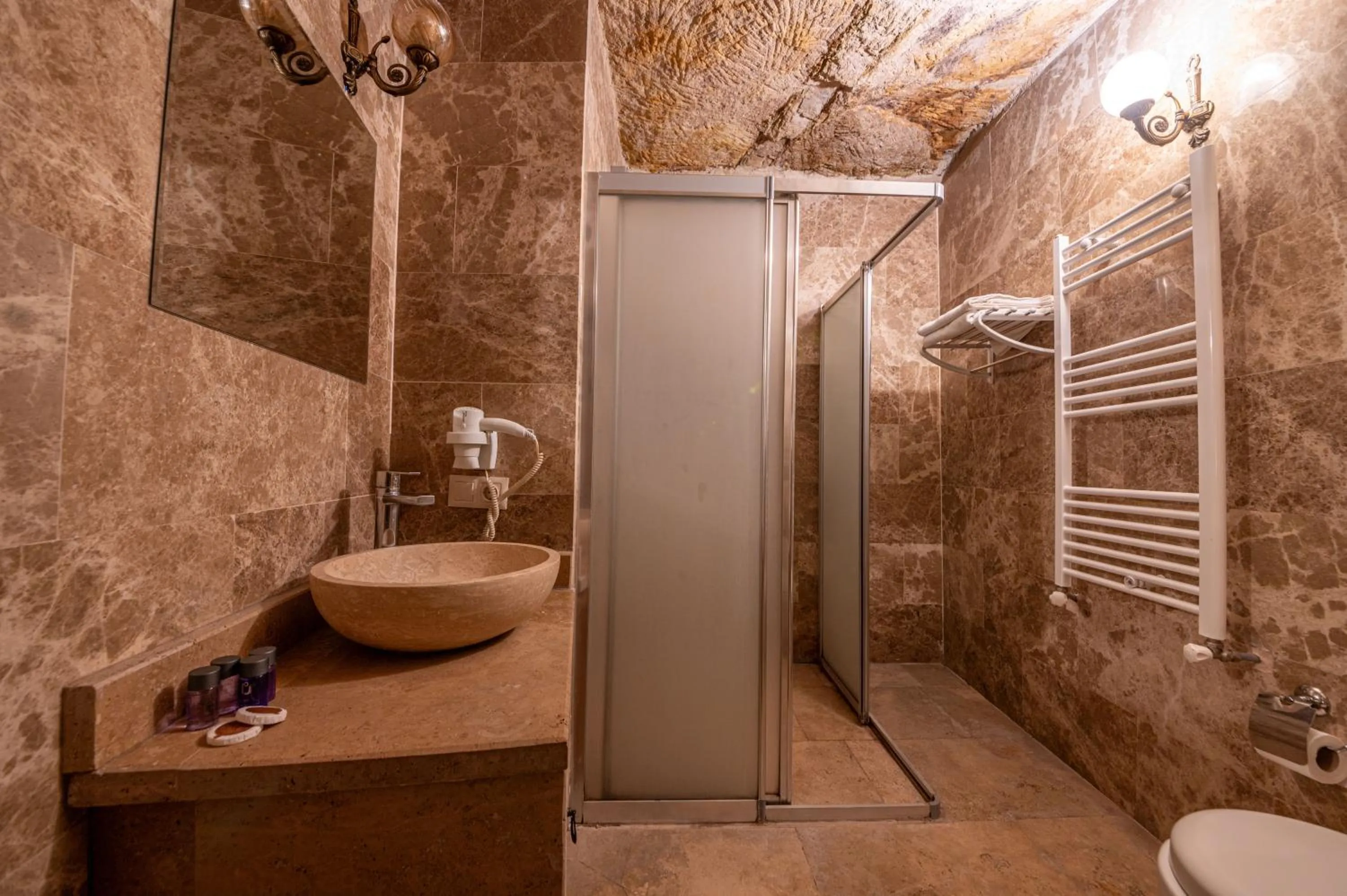 Toilet in Kapalos Cave Hotel