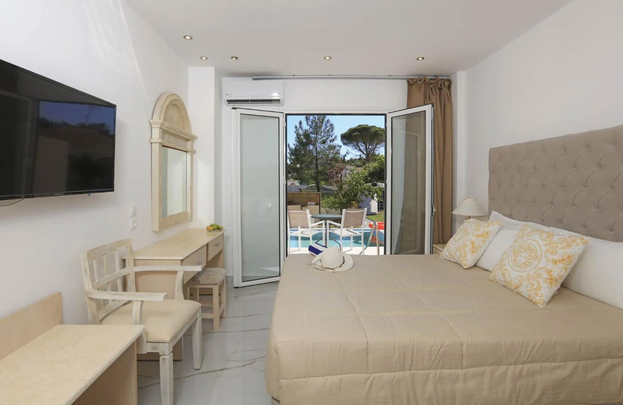 Bed in Cavomarina Beach- Adults Only