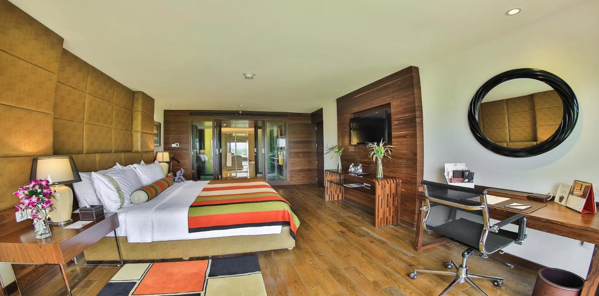 Photo of the whole room, Bed in The Lalit Chandigarh