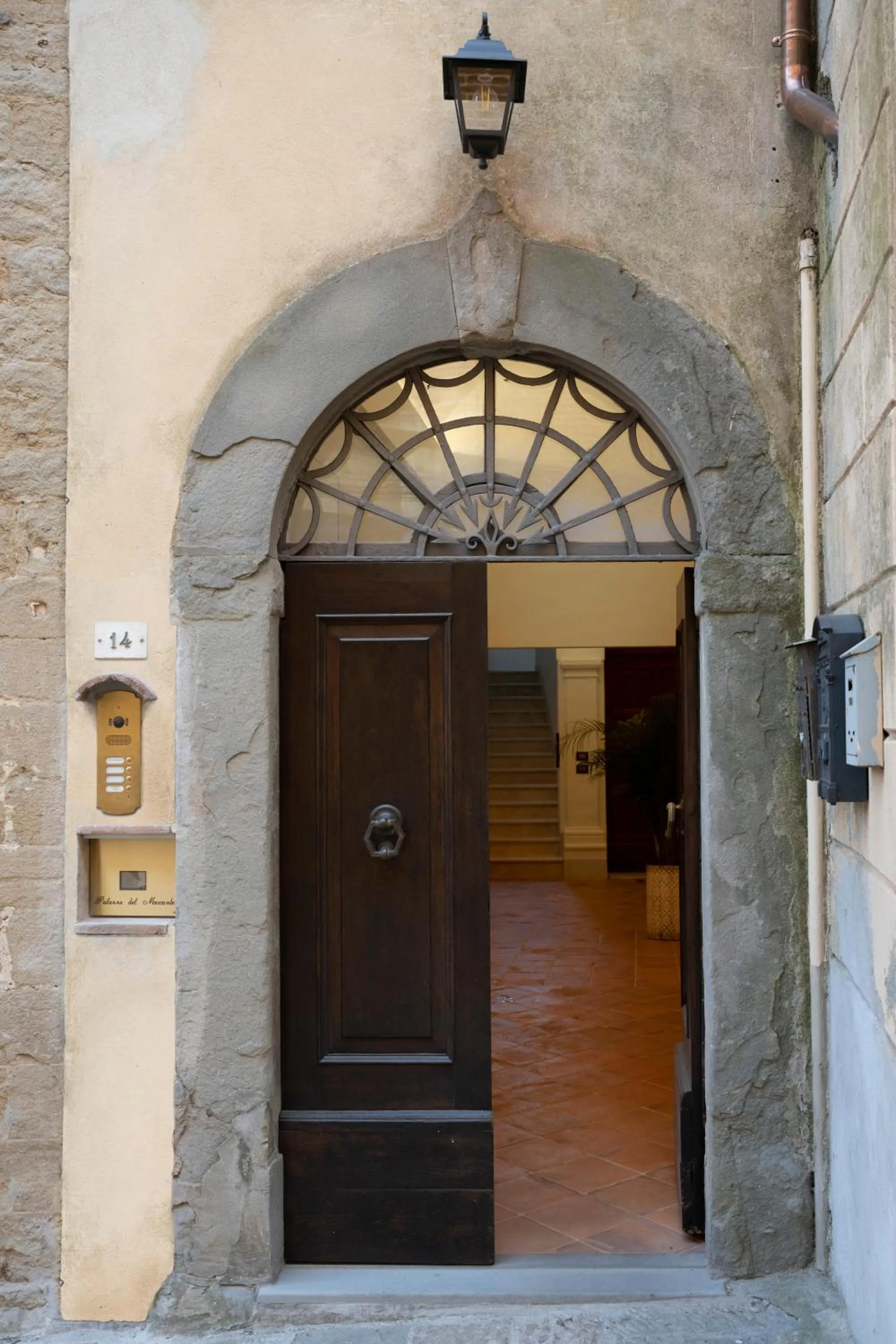 Facade/entrance in Palazzo del Mercante