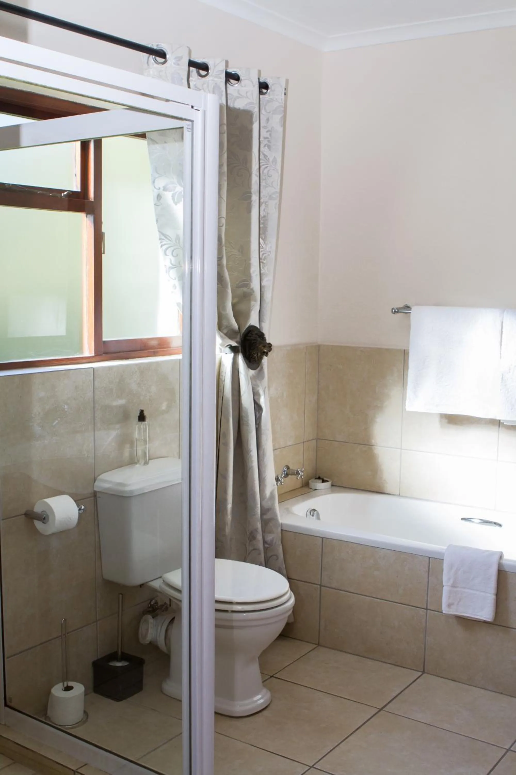 Bathroom in Cherry Berry Guest House