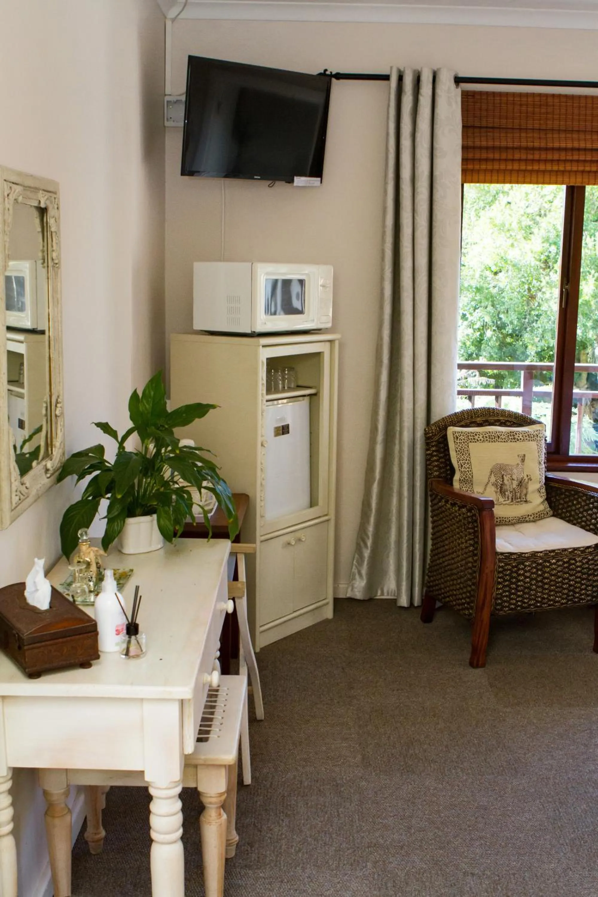 TV and multimedia in Cherry Berry Guest House