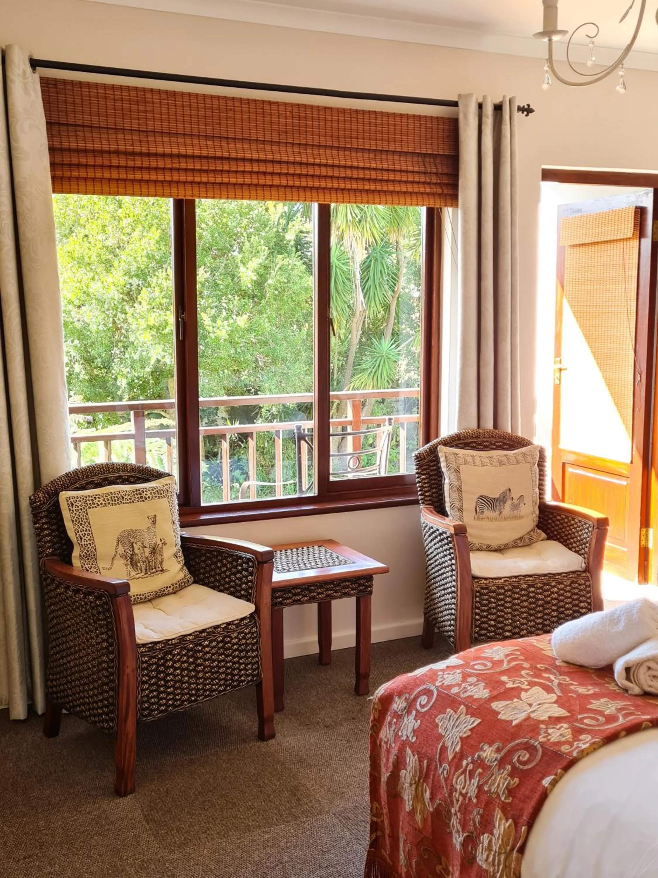 Seating area, Bed in Cherry Berry Guest House