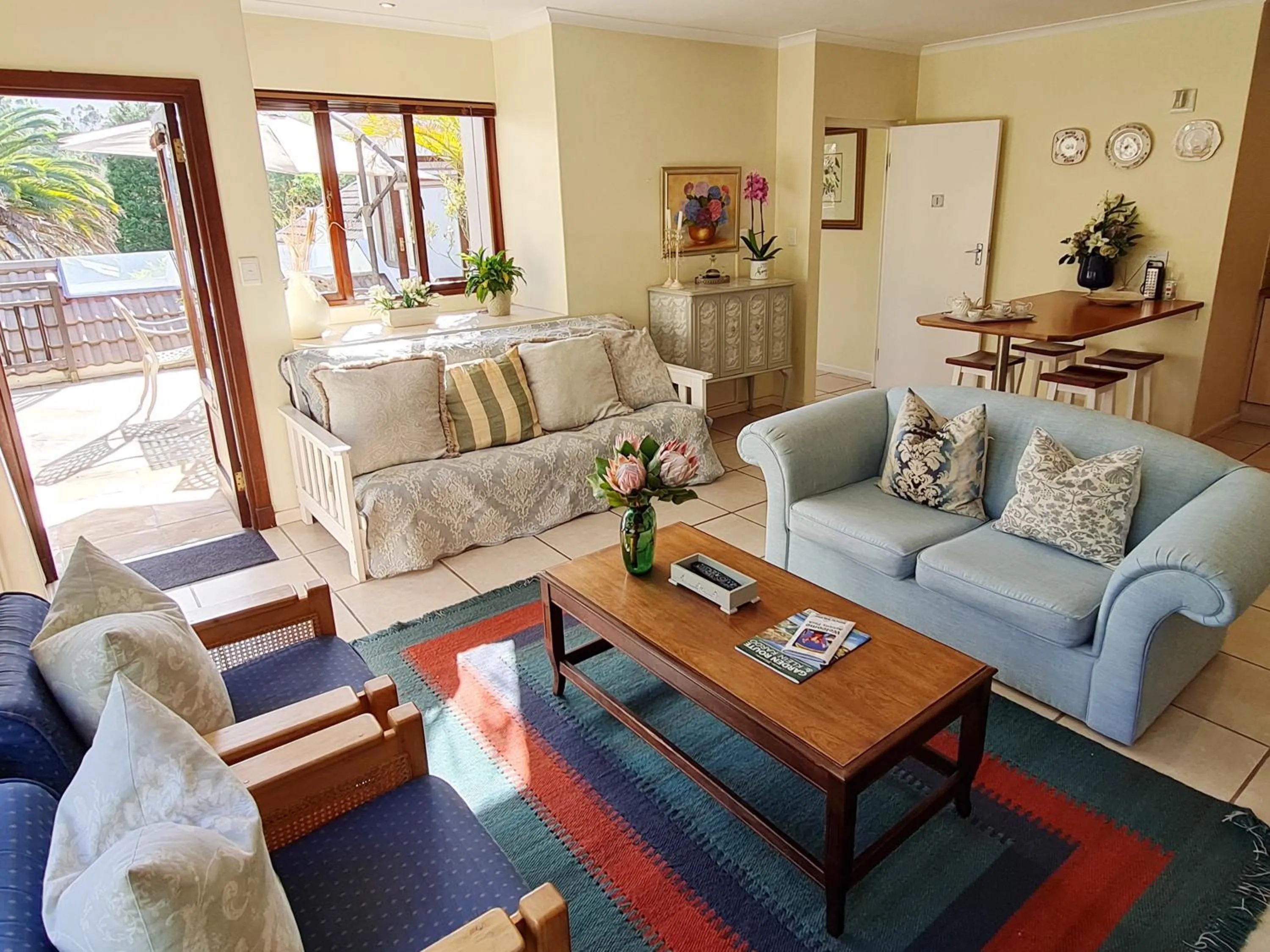 Lounge or bar in Cherry Berry Guest House