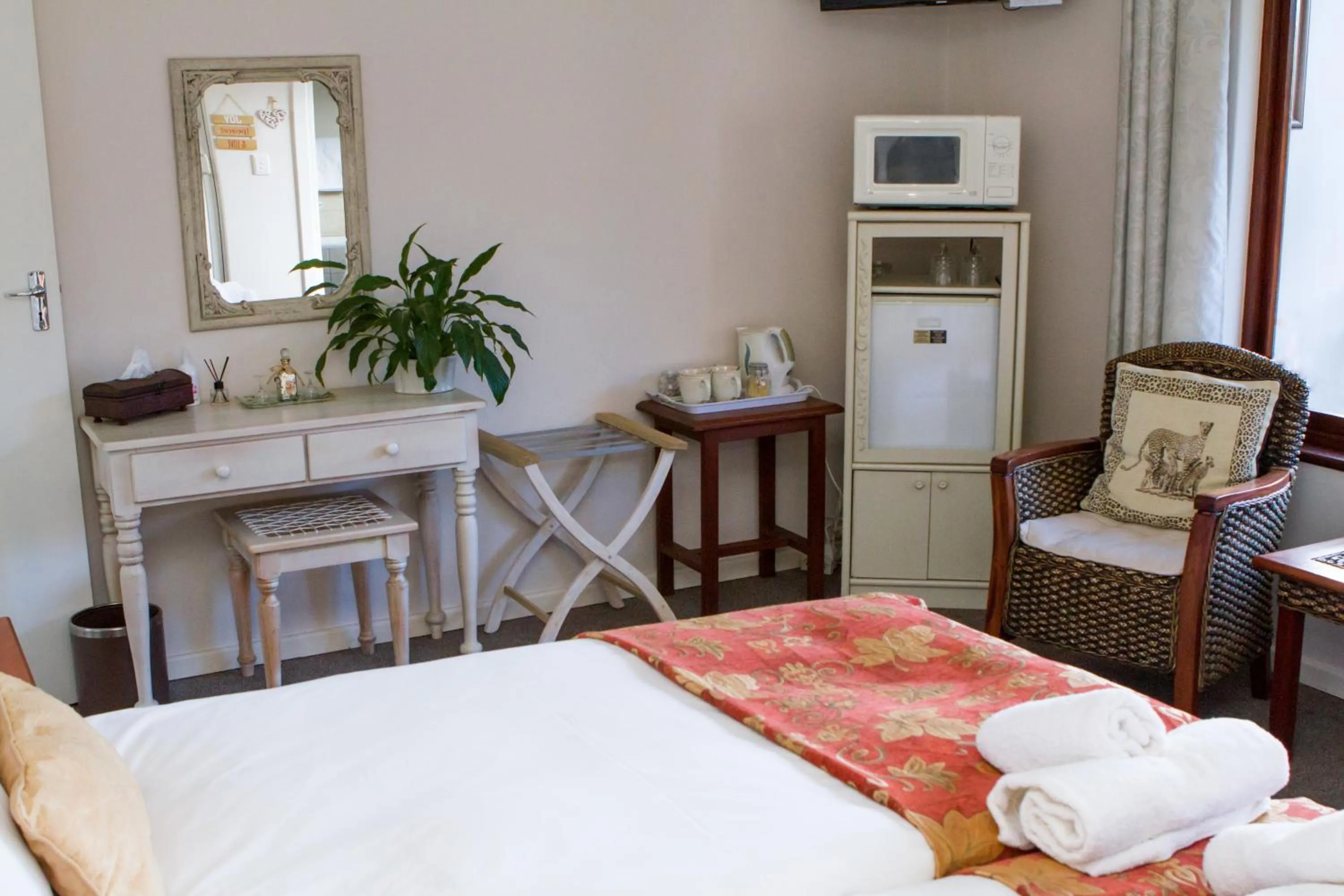 Coffee/tea facilities, Bed in Cherry Berry Guest House