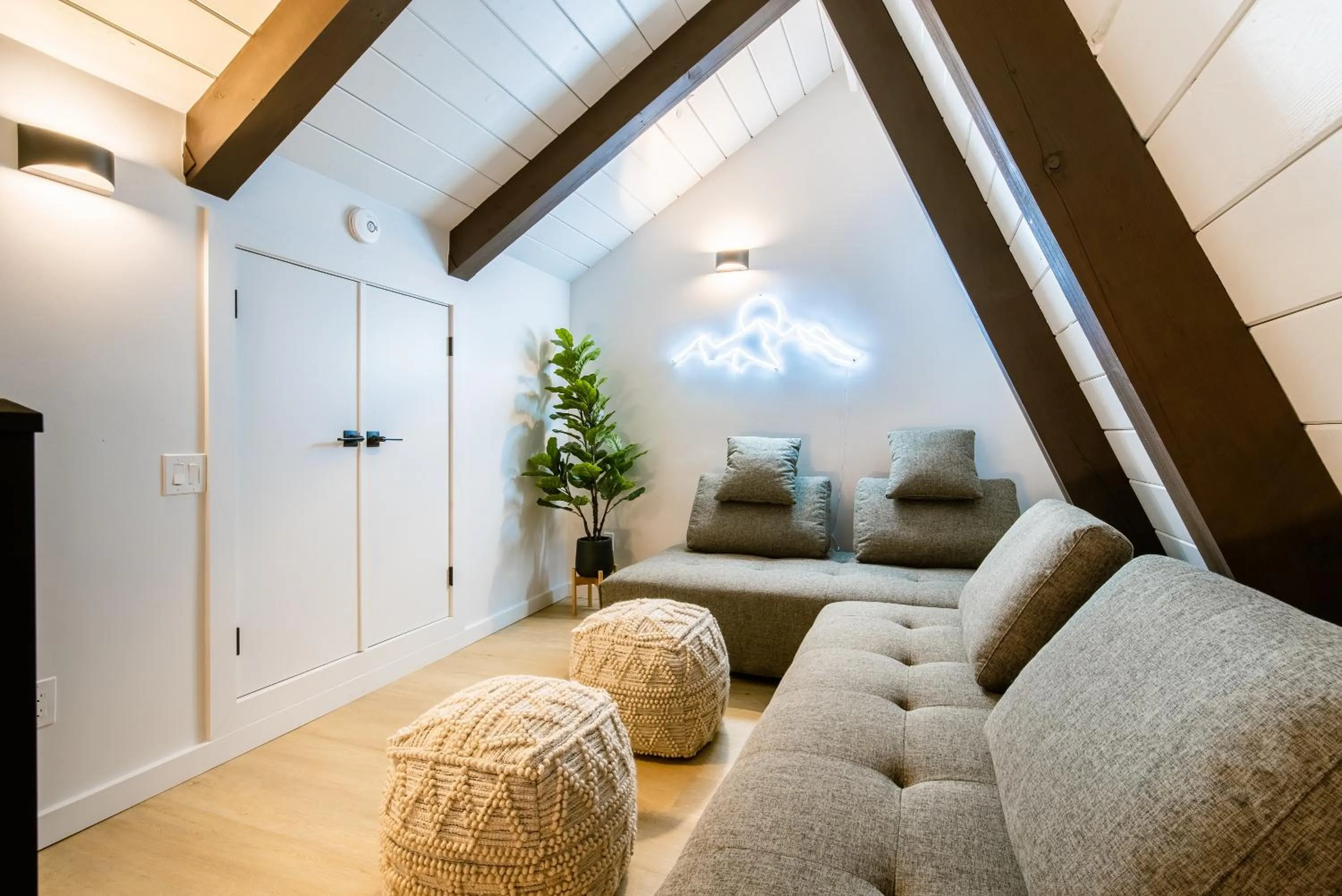 Communal lounge/ TV room in The Kingsley Hotel