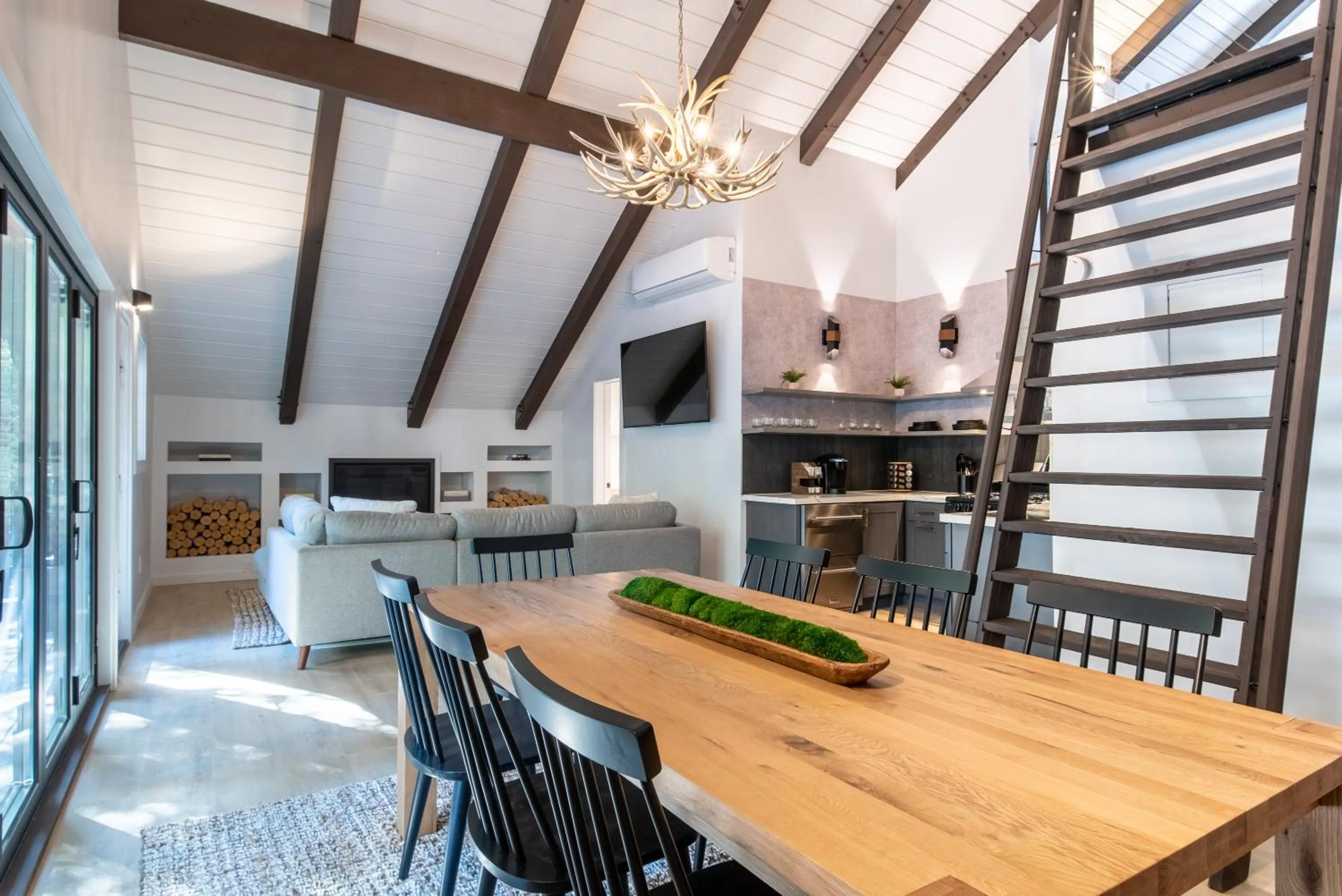 Communal lounge/ TV room in The Kingsley Hotel