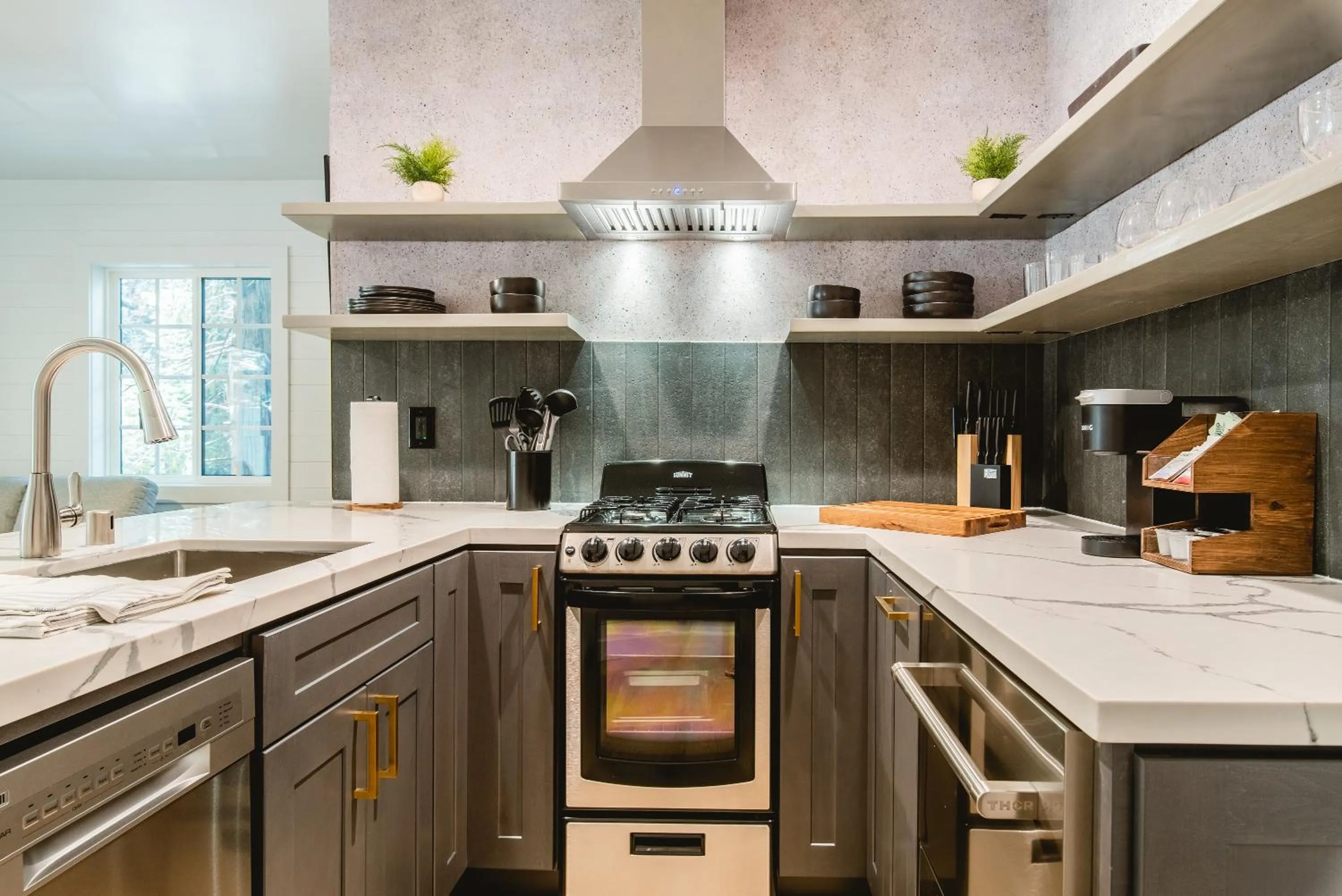 Kitchen or kitchenette in The Kingsley Hotel