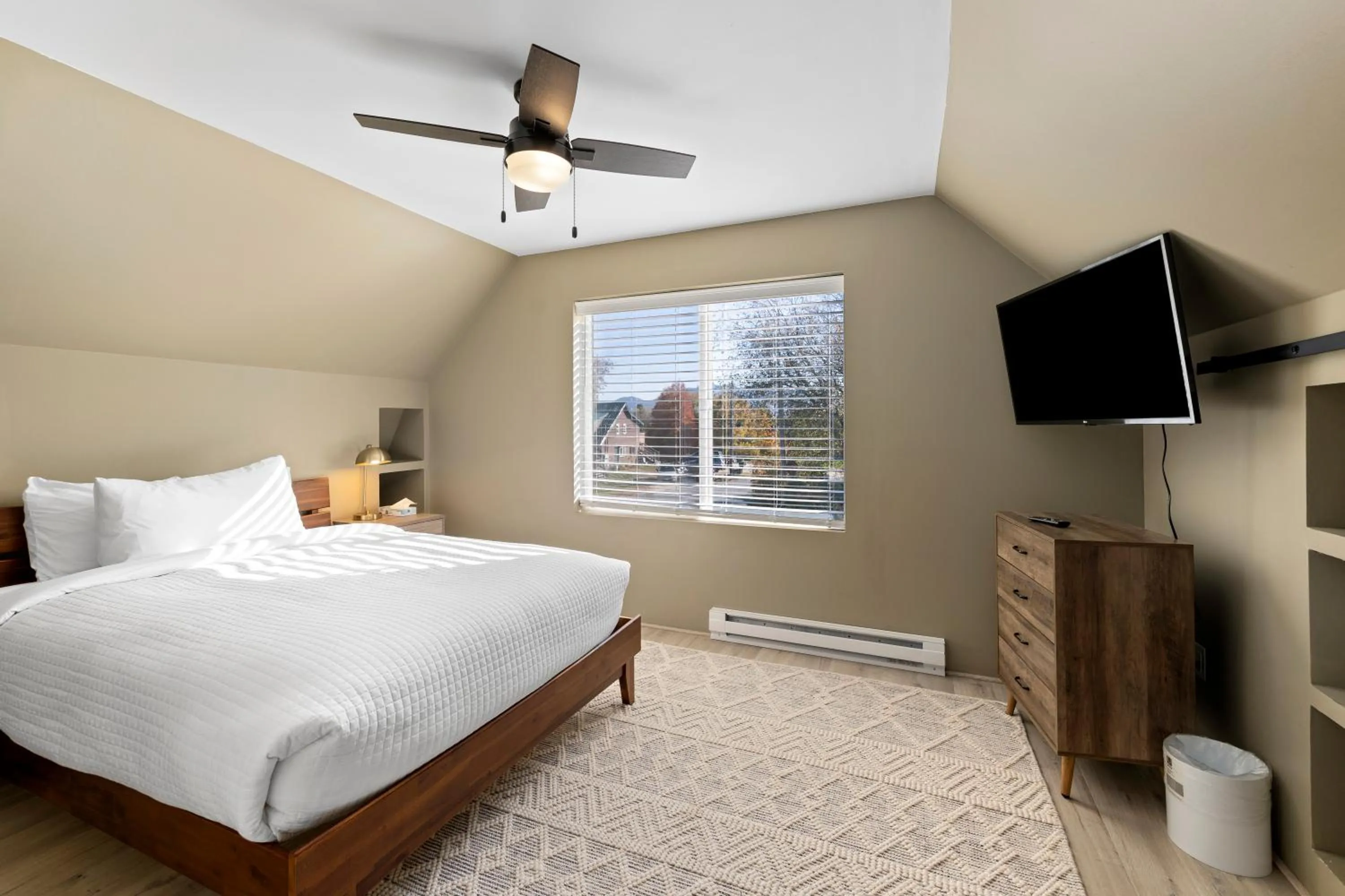 Bed in Modern Home &Cozy