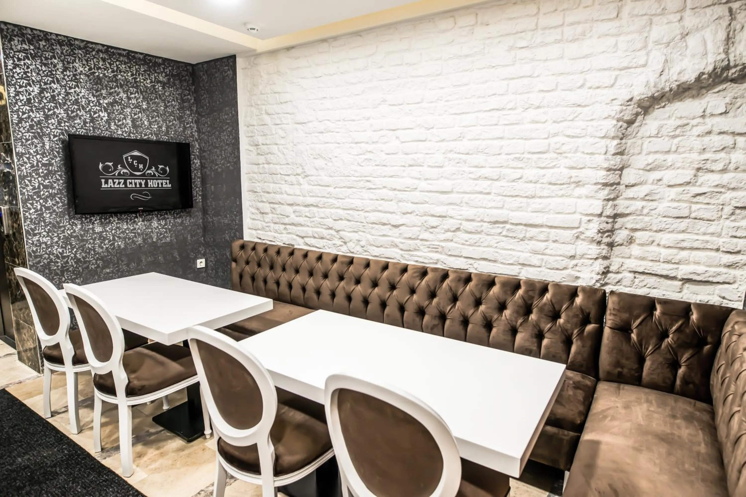 Restaurant/places to eat in Lazz City Hotel