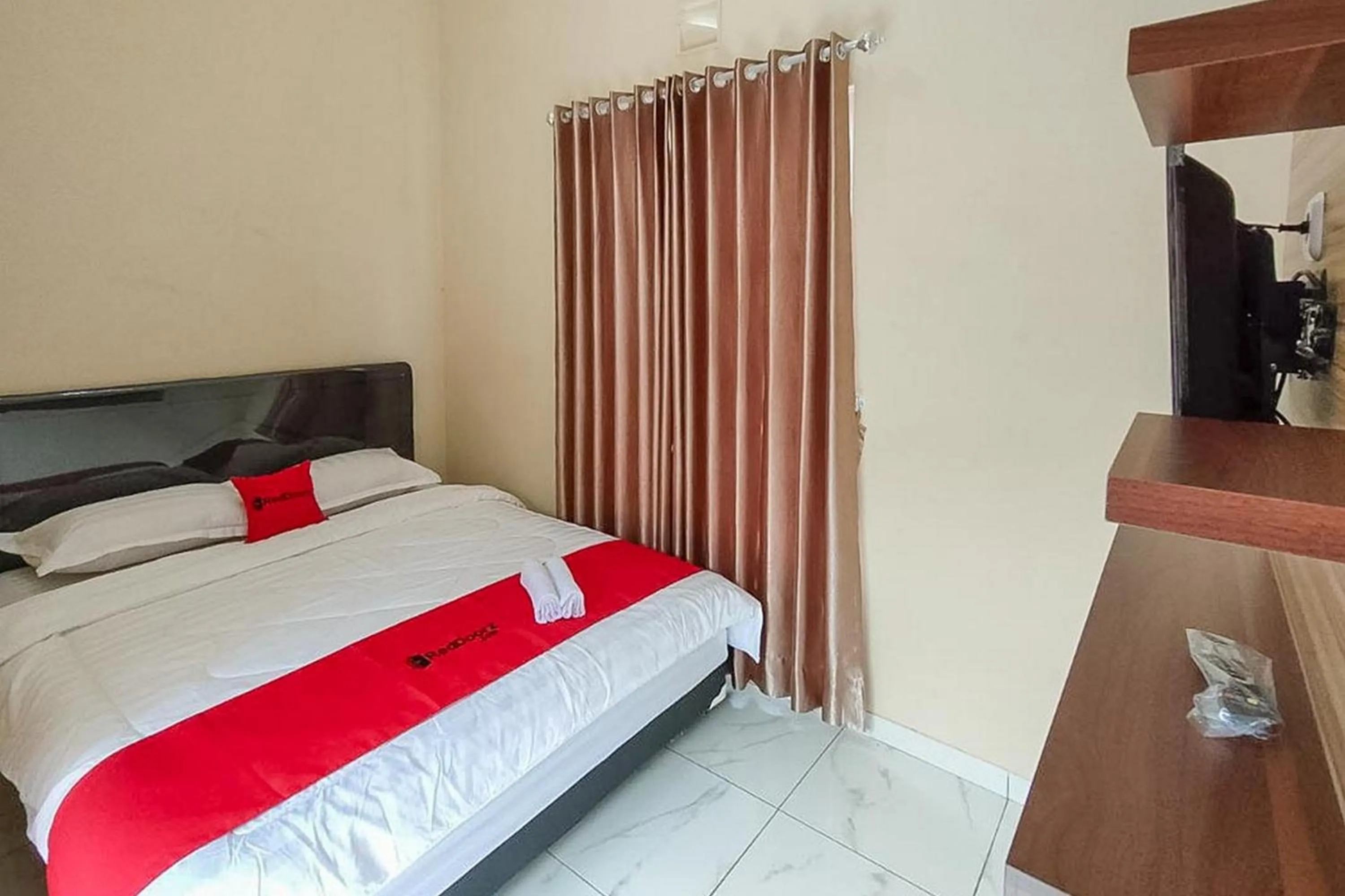 Bed in RedDoorz near BNS Batu