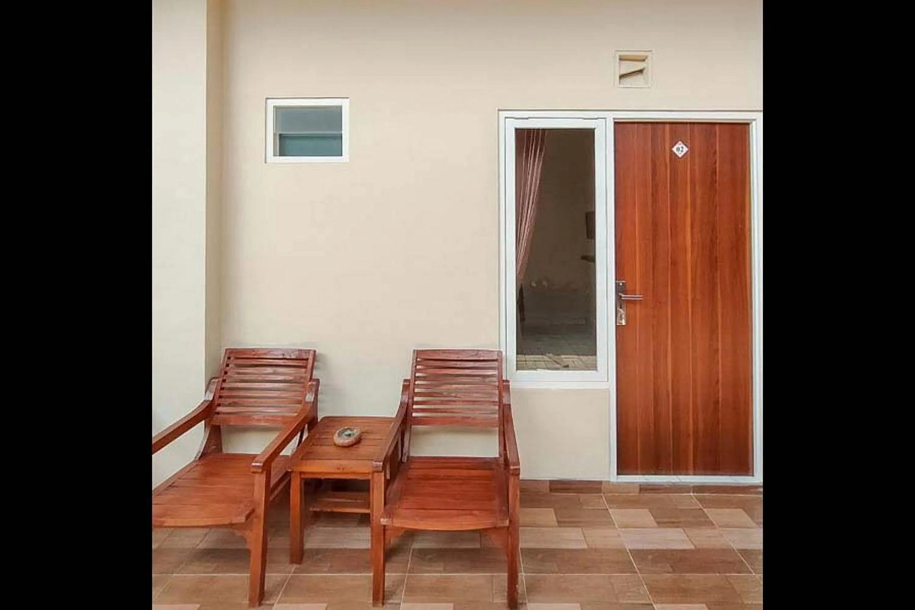 Facade/entrance in RedDoorz near BNS Batu