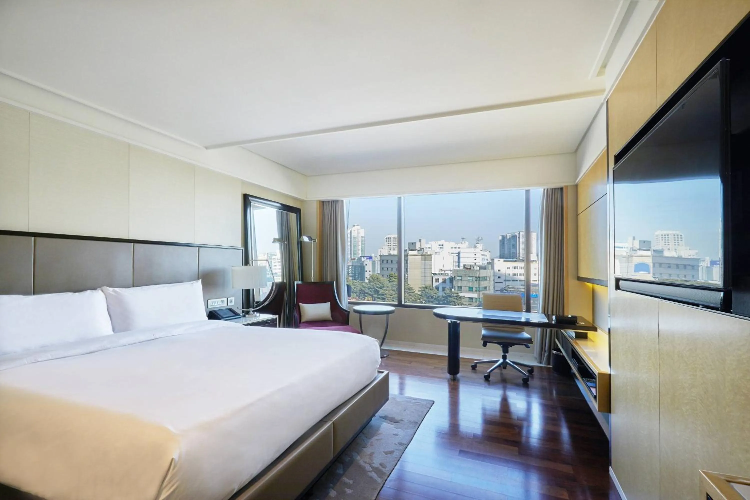Photo of the whole room, Bed in JW Marriott Dongdaemun Square Seoul