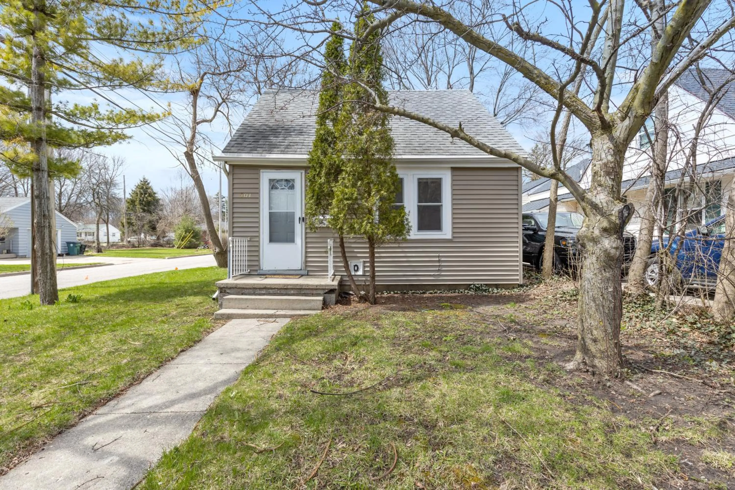 Property building in Perfect Location Walk to MSU Campus High End Mattresses Fast Wi-Fi