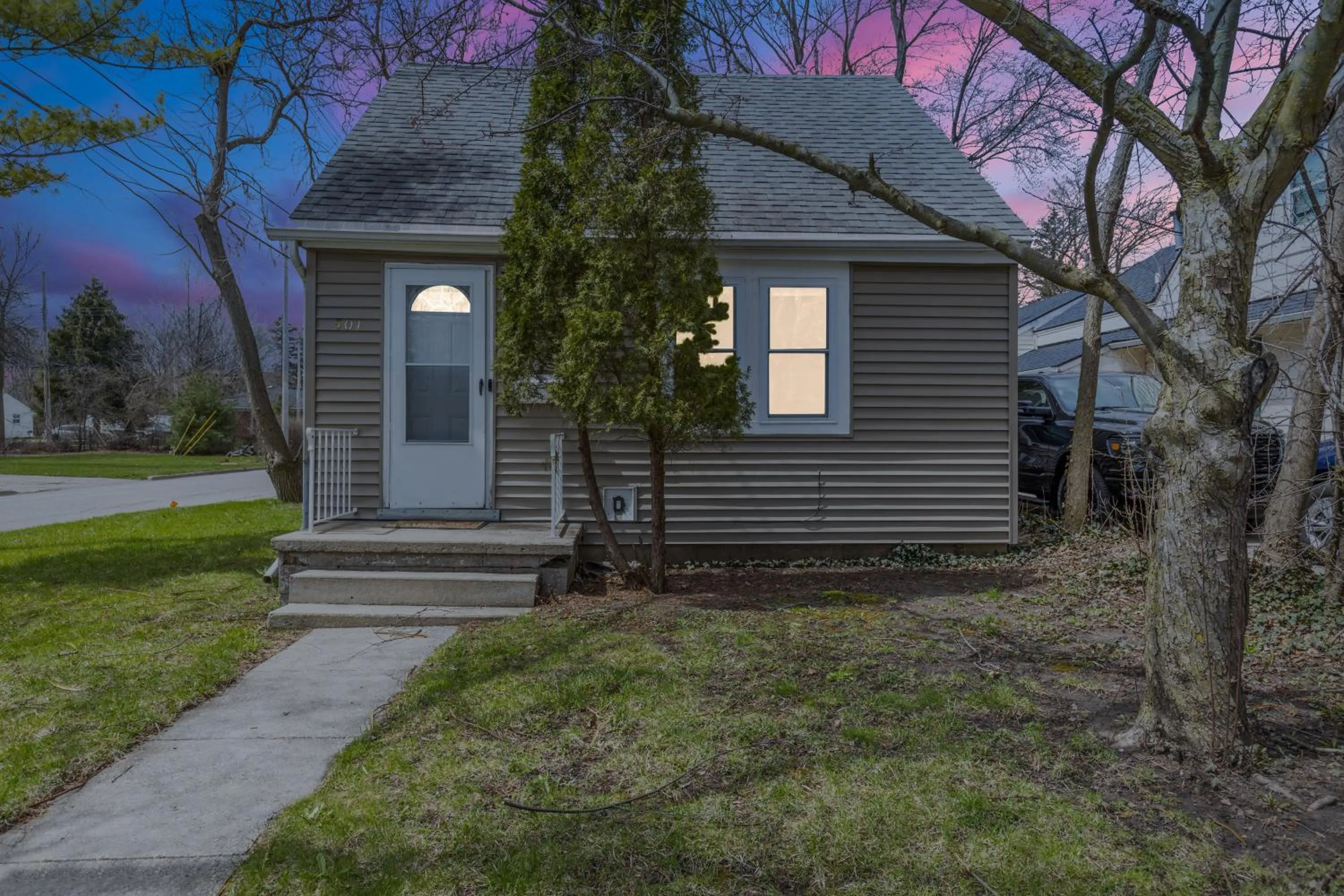 Property building in Perfect Location Walk to MSU Campus High End Mattresses Fast Wi-Fi