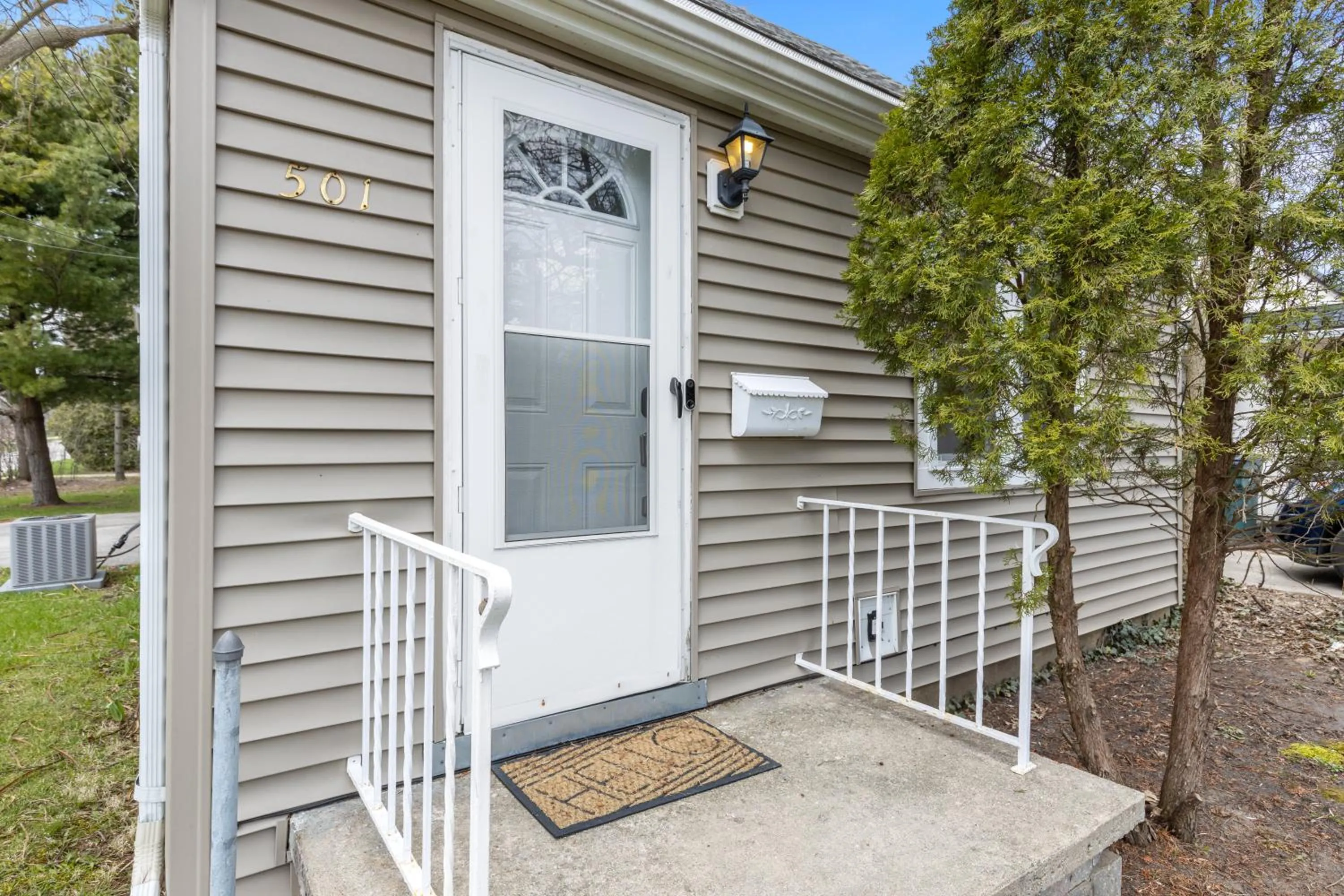 Facade/entrance in Perfect Location Walk to MSU Campus High End Mattresses Fast Wi-Fi