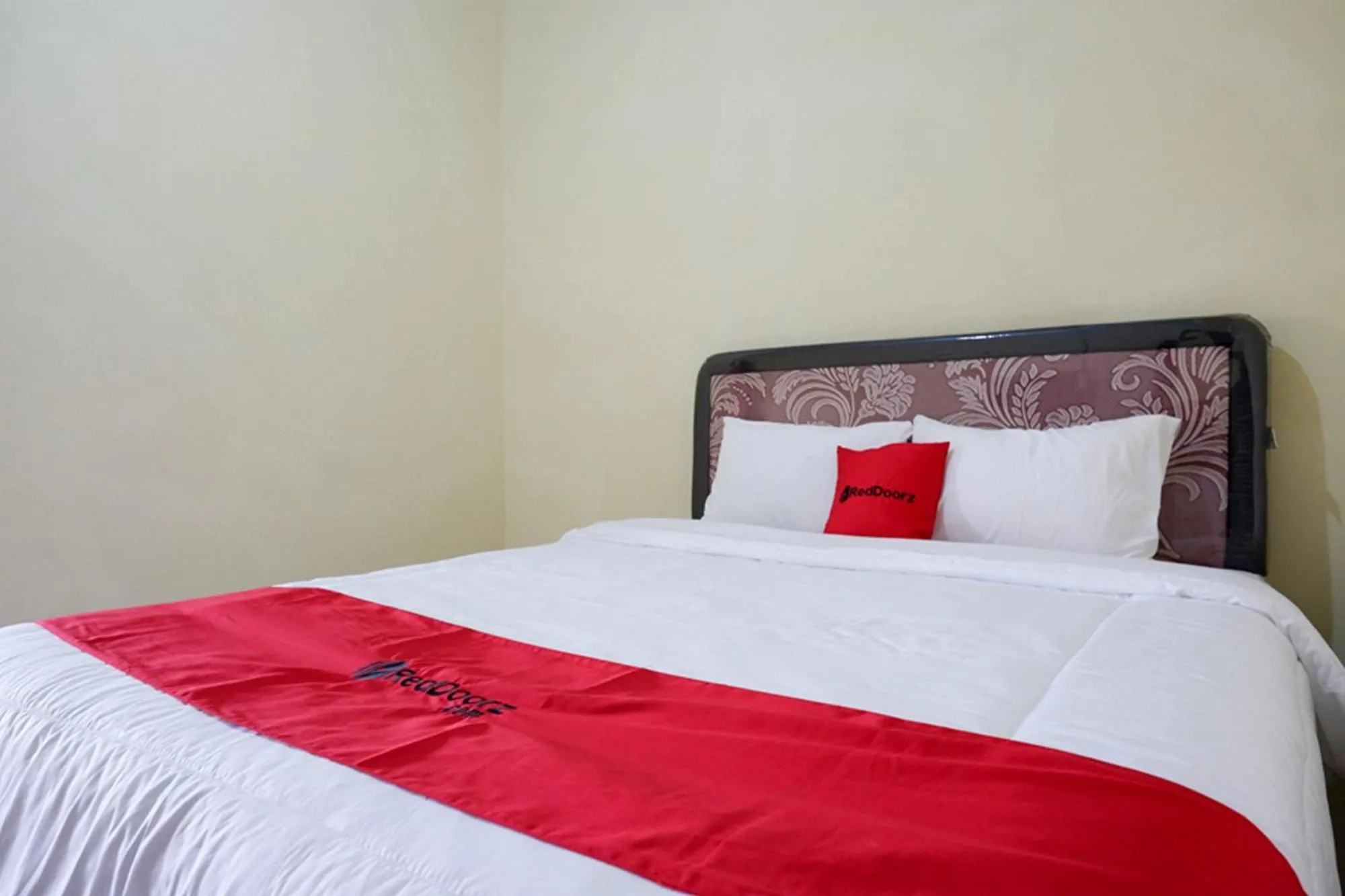 Bed in RedDoorz Syariah near Alun Alun Pacitan 2