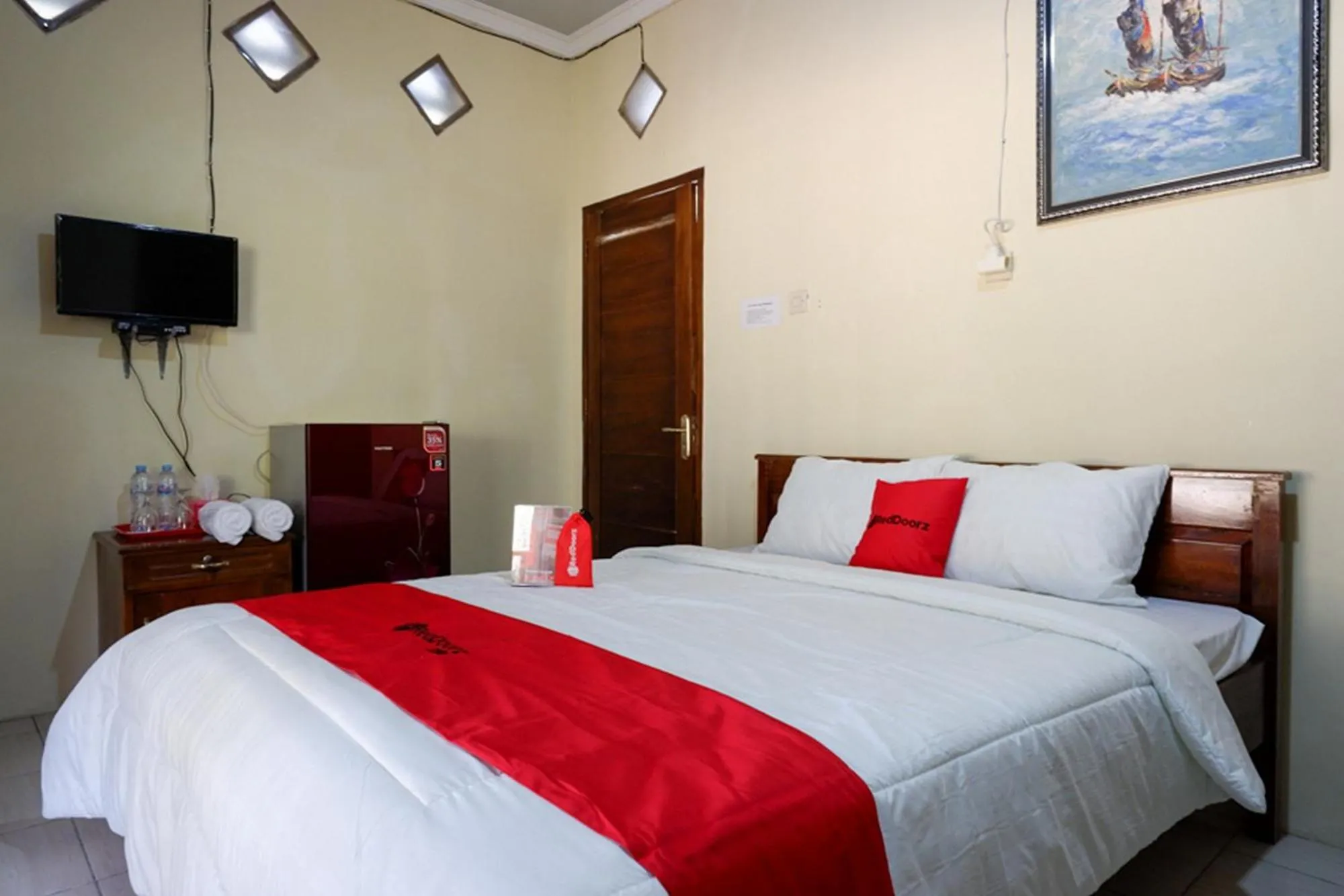 Bed in RedDoorz Syariah near Alun Alun Pacitan 2