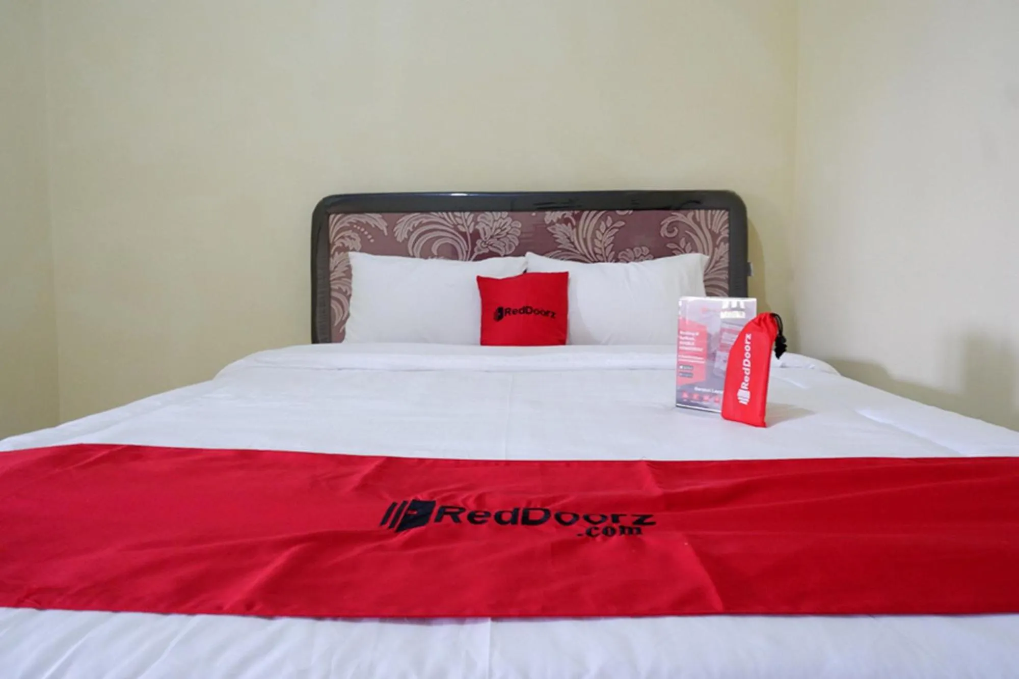 Bed in RedDoorz Syariah near Alun Alun Pacitan 2