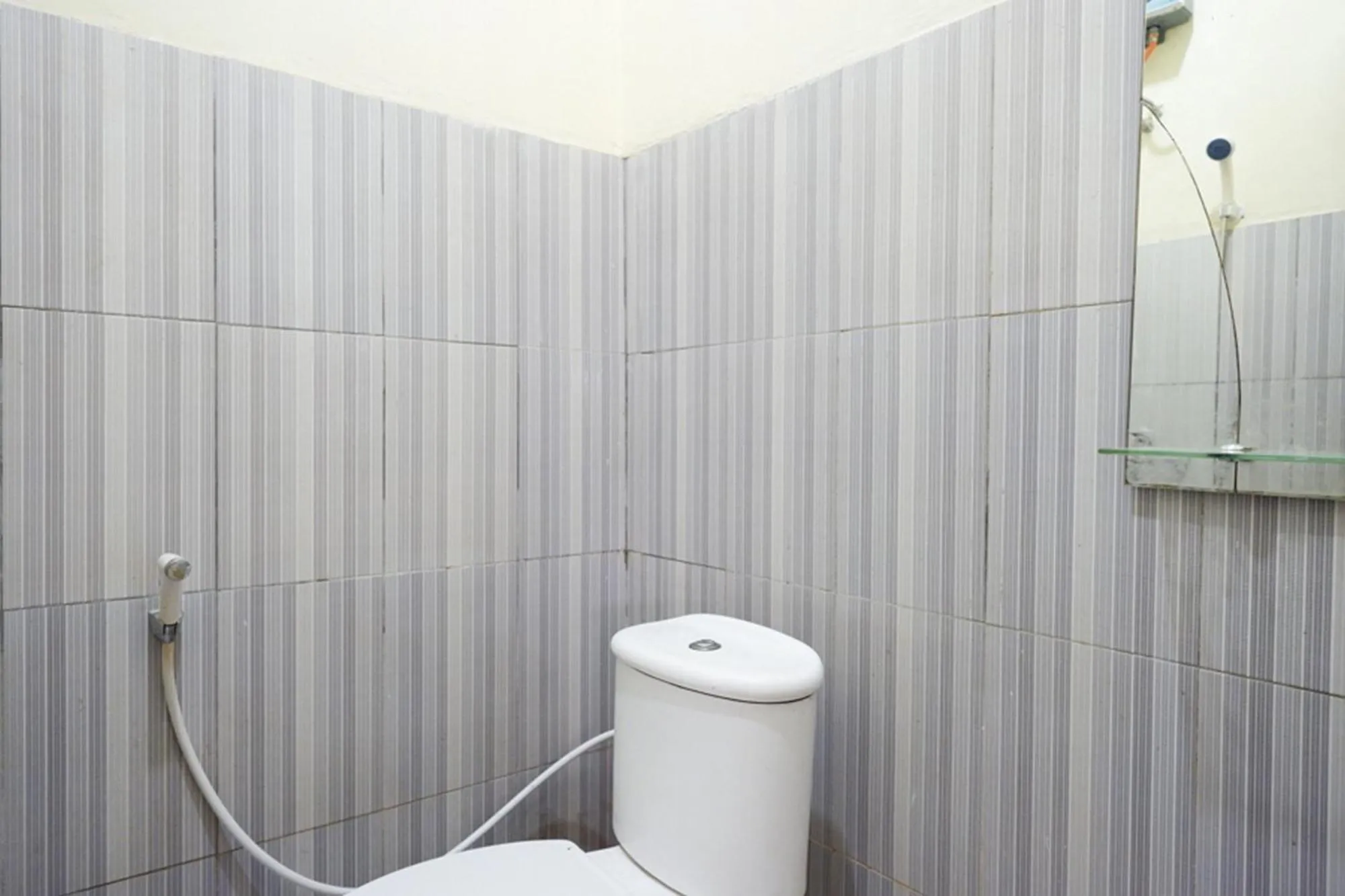 RedDoorz Syariah near Alun Alun Pacitan 2