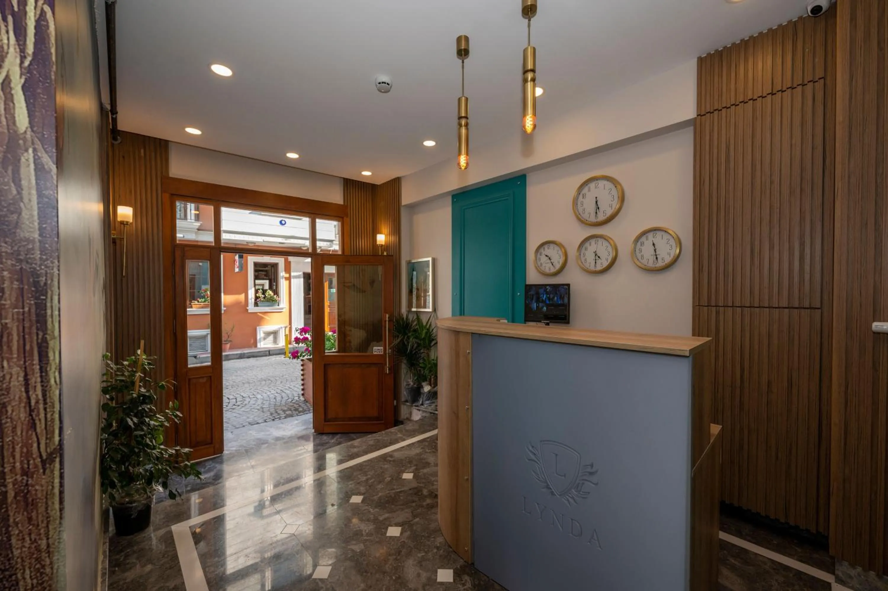Lobby or reception in Lynda Hotel