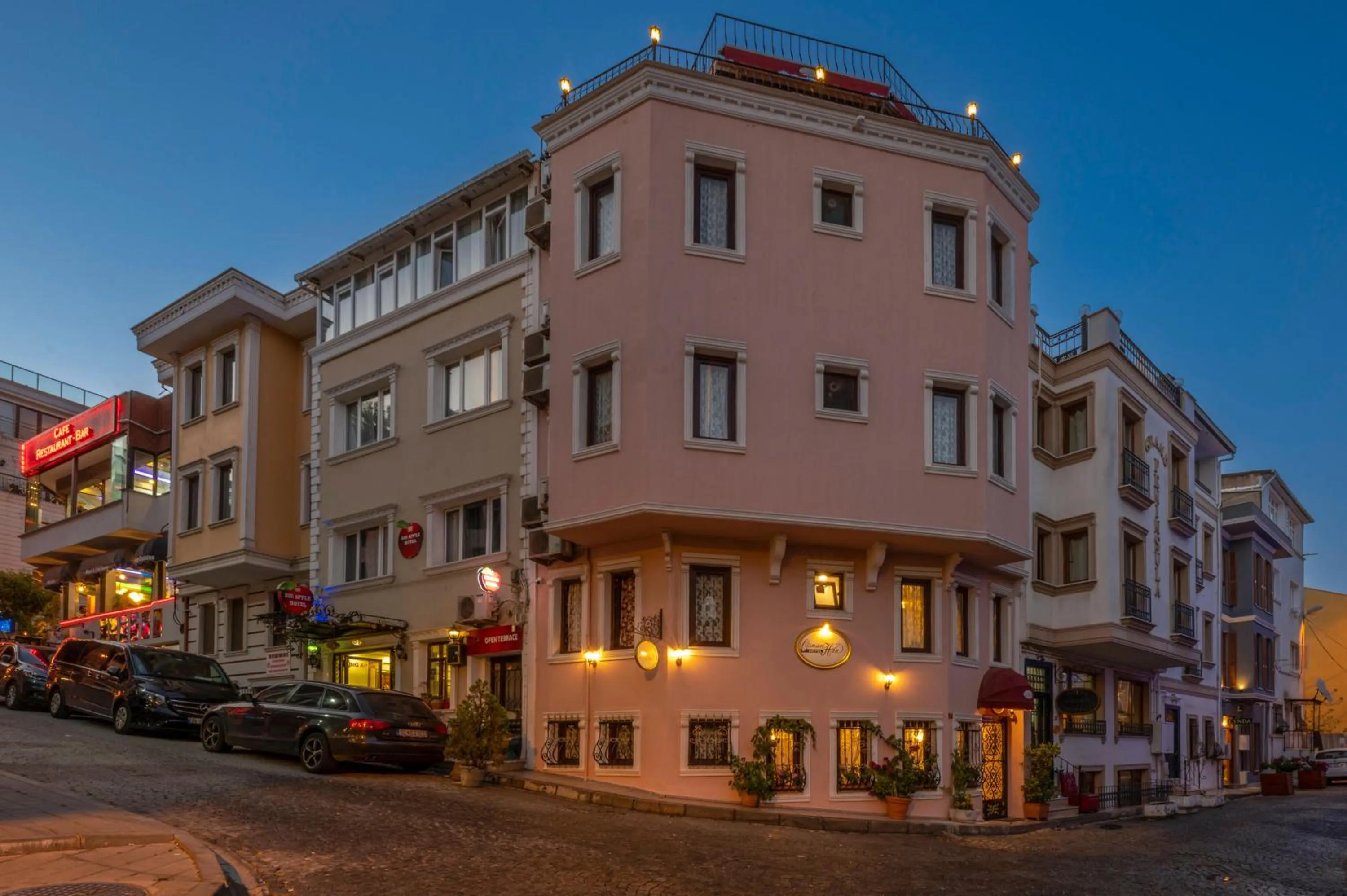 Property building in Lynda Hotel