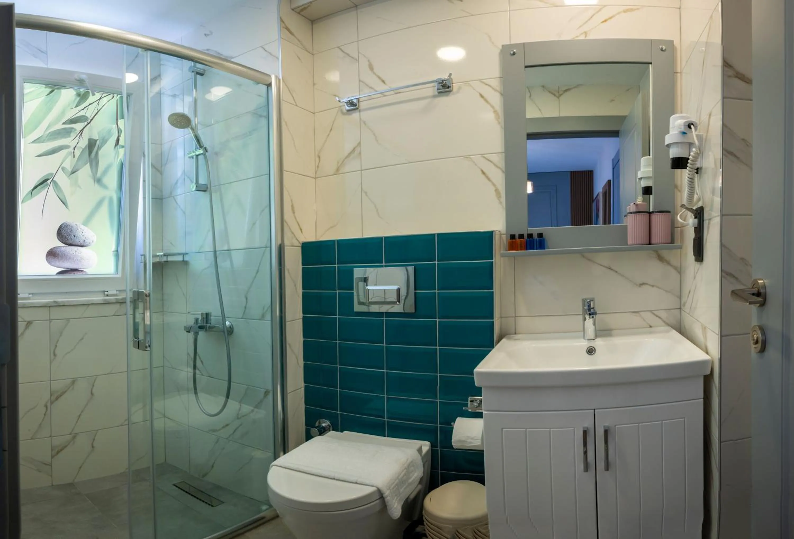 Shower in Lynda Hotel