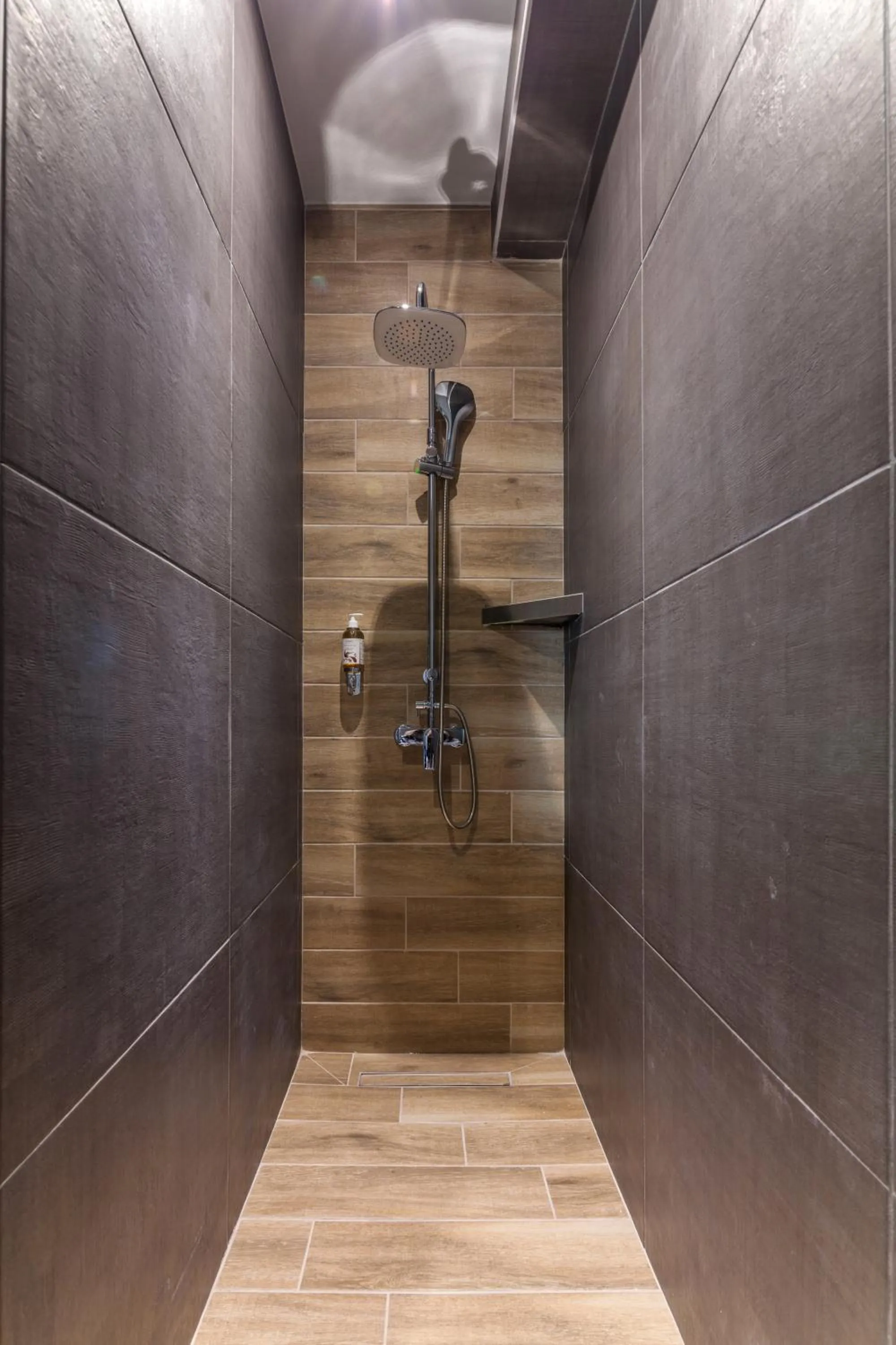 Shower in Raise Kornarou City Stay