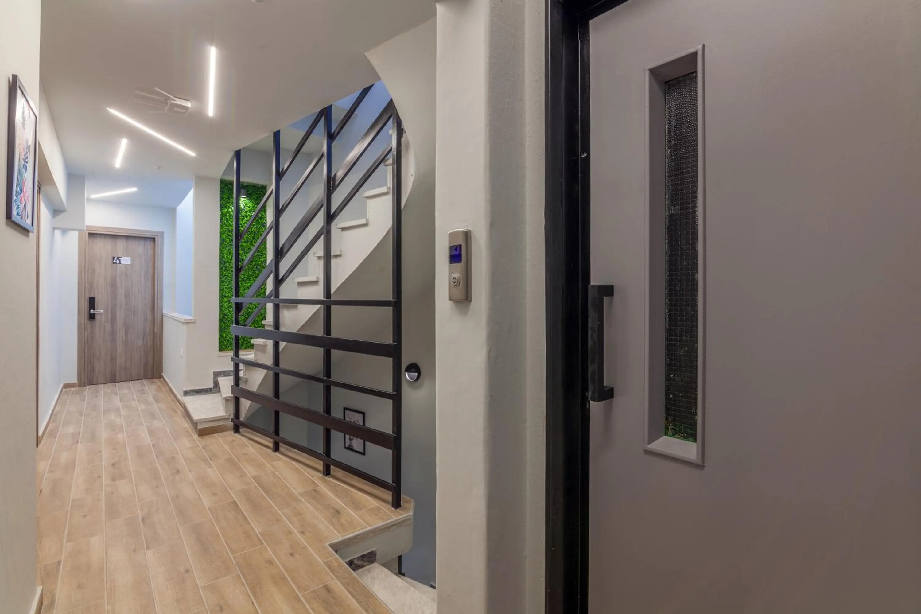 elevator in Raise Kornarou City Stay