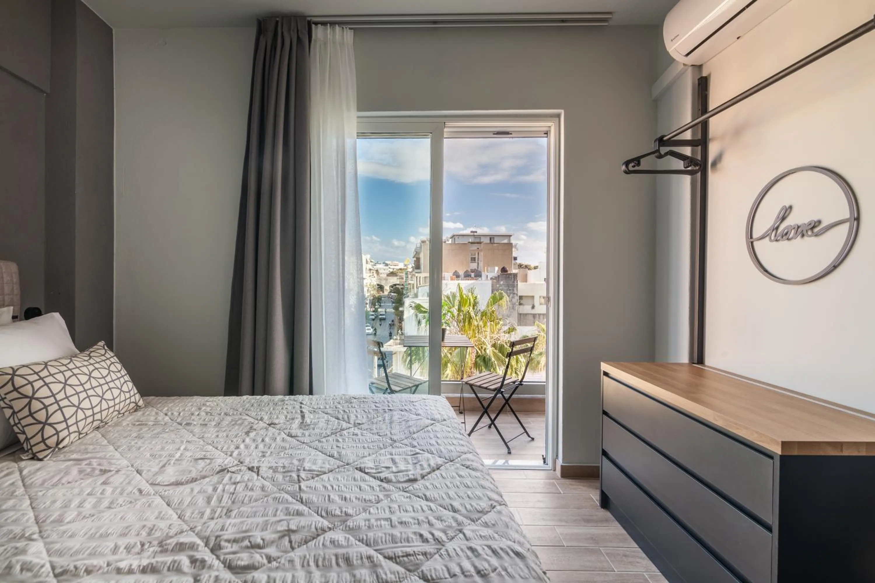 Balcony/Terrace, Bed in Raise Kornarou City Stay