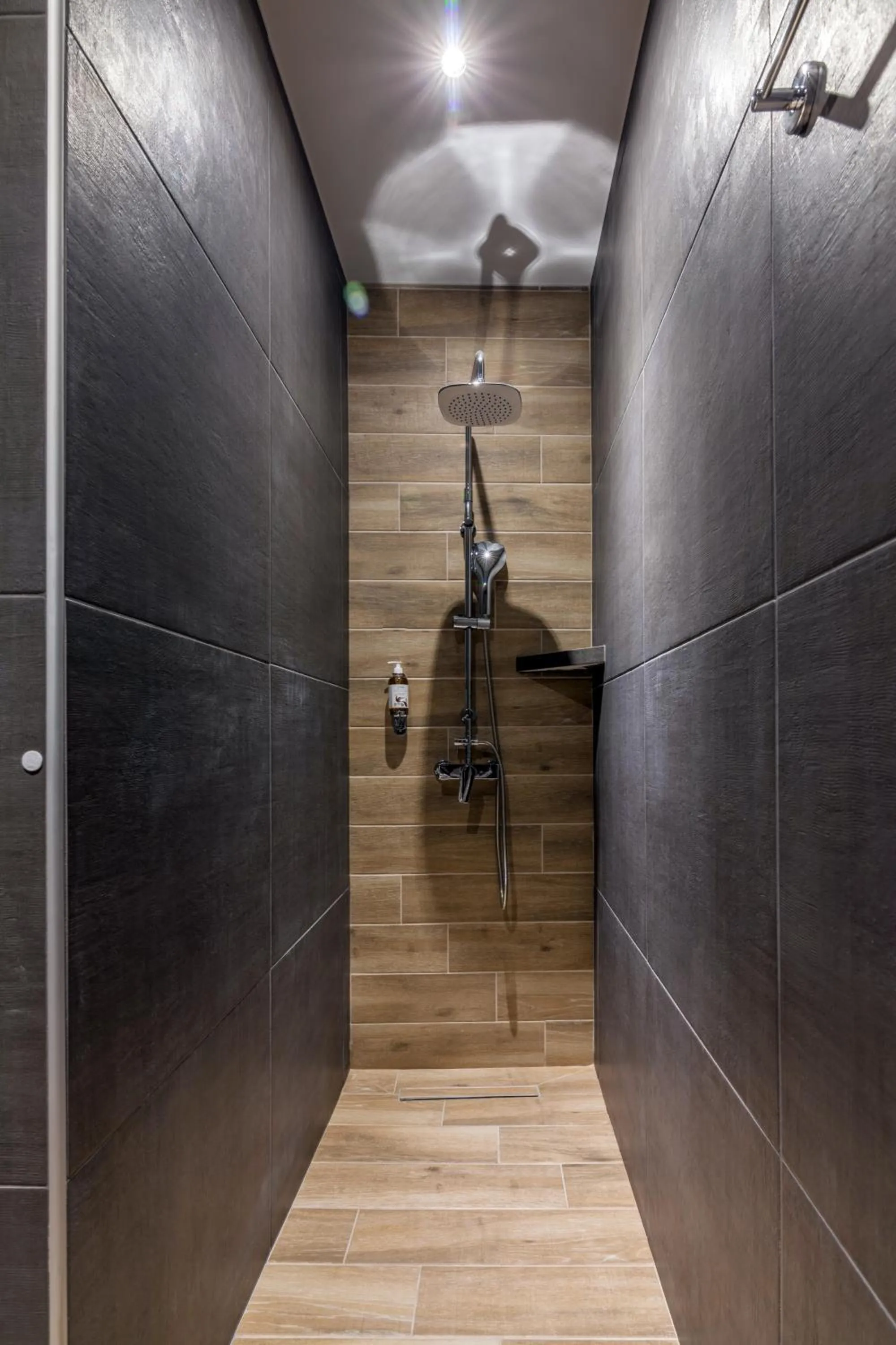 Shower in Raise Kornarou City Stay