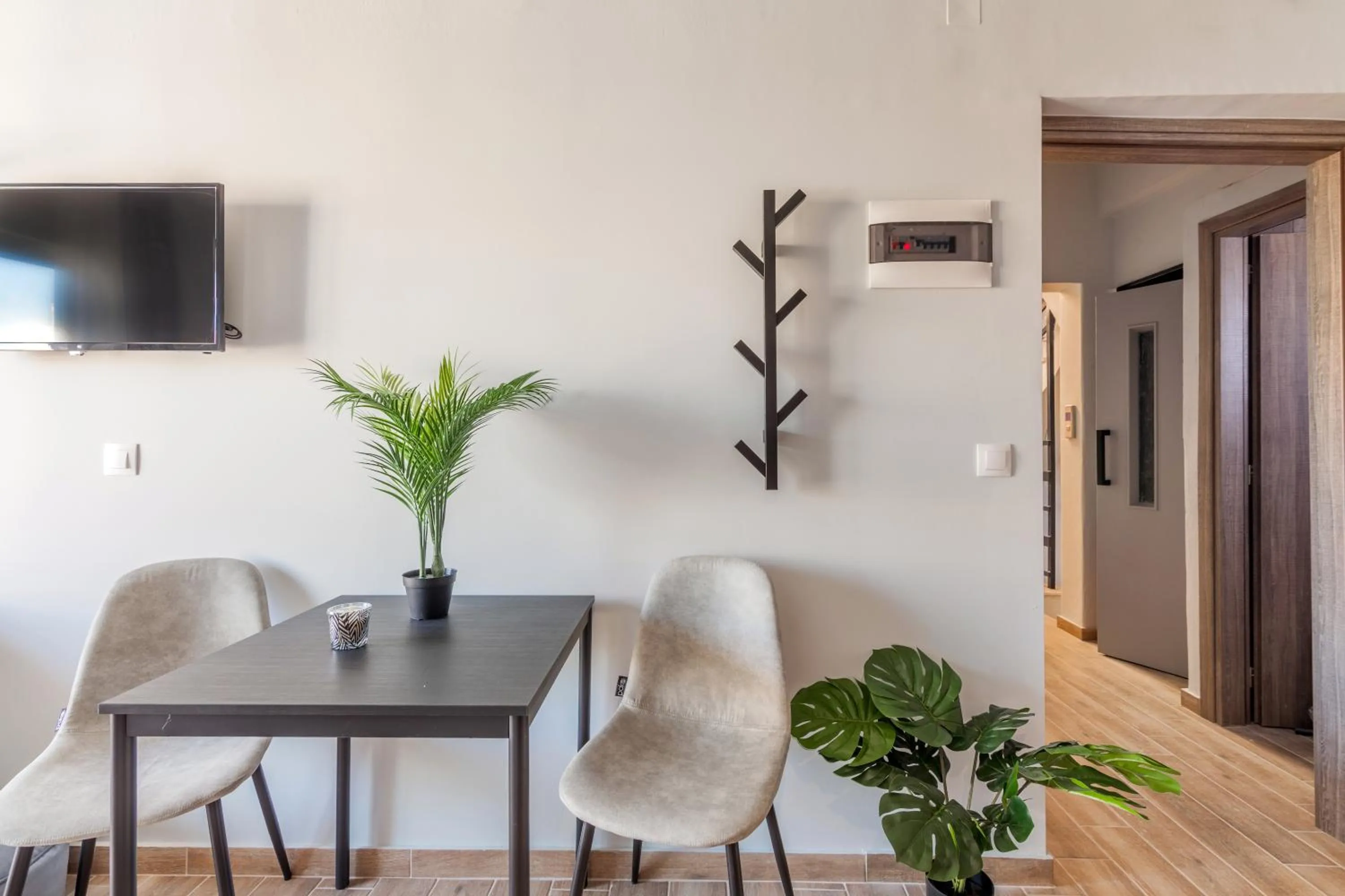 Dining area in Raise Kornarou City Stay