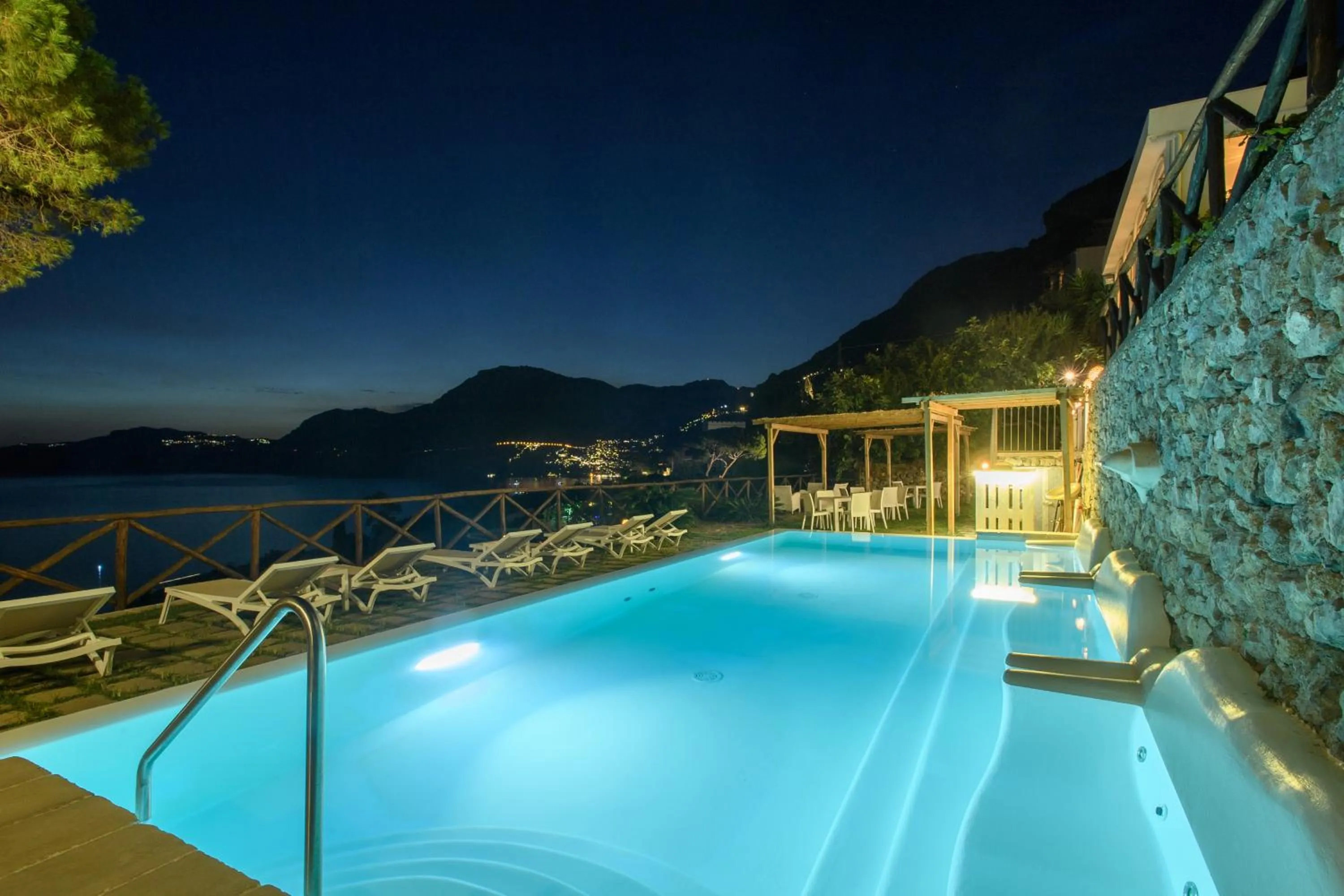 Swimming pool in Hotel Il Pino