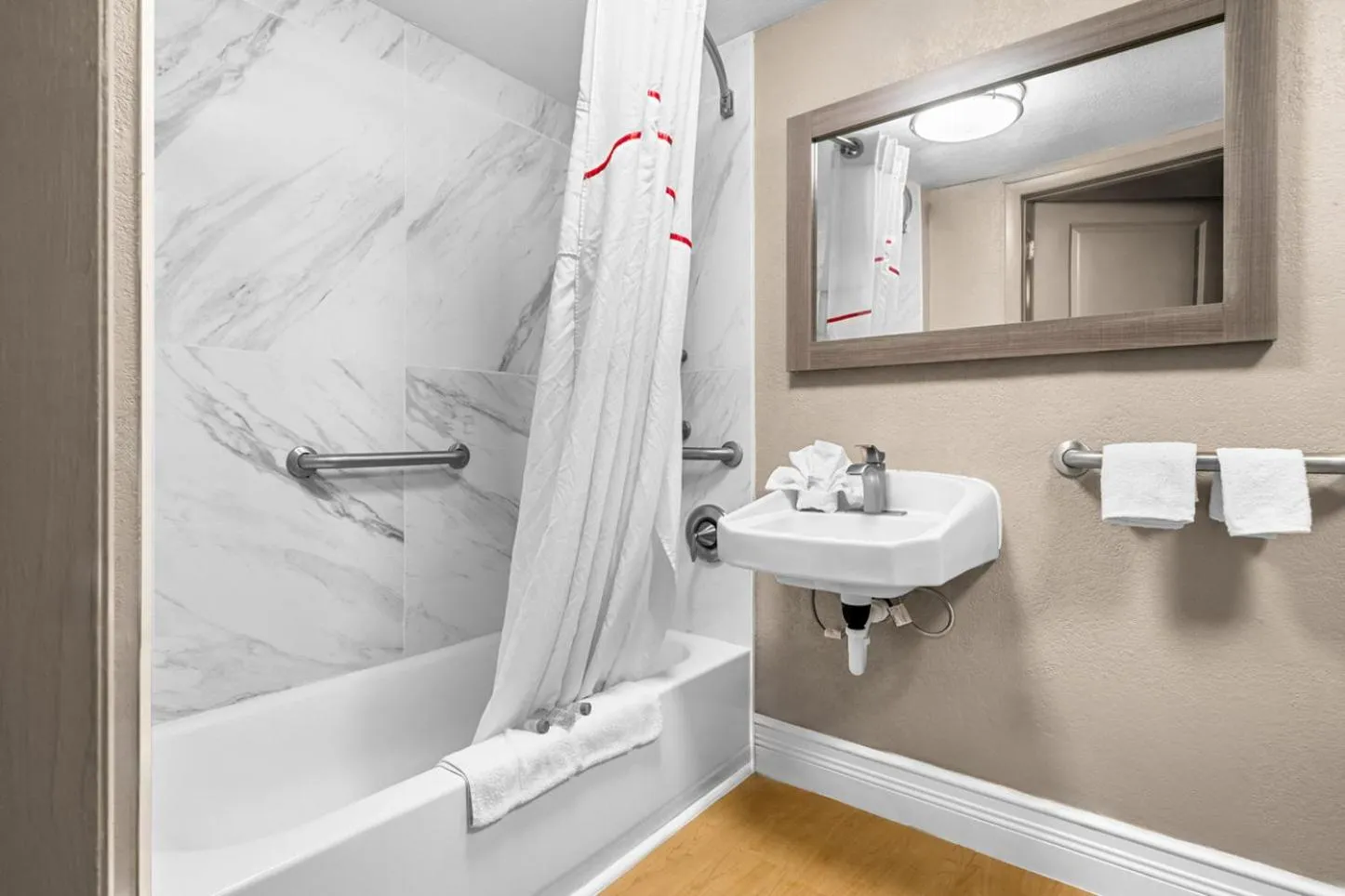 Bathroom in Red Roof Inn Tampa Fairgrounds - Casino