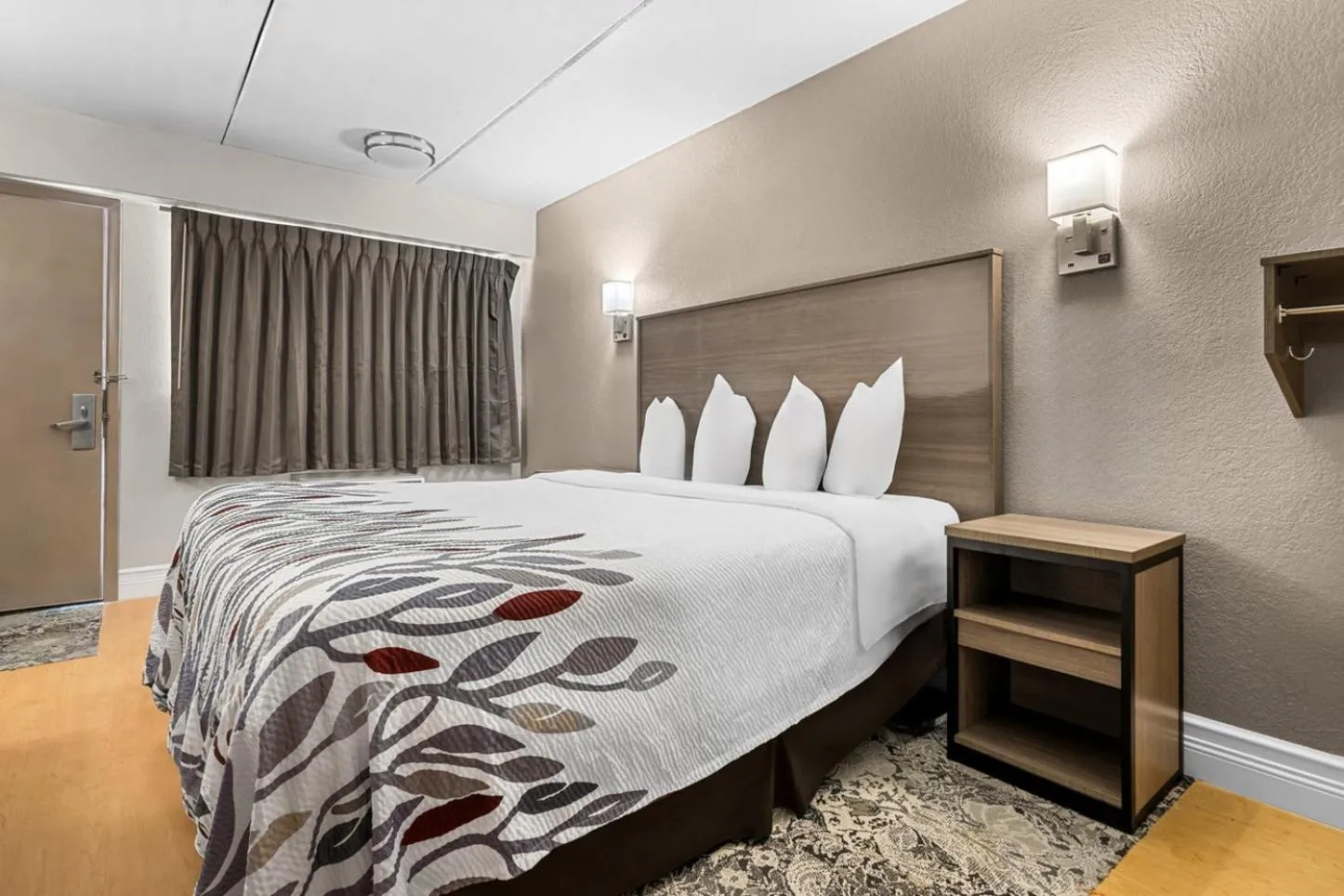 Photo of the whole room, Bed in Red Roof Inn Tampa Fairgrounds - Casino