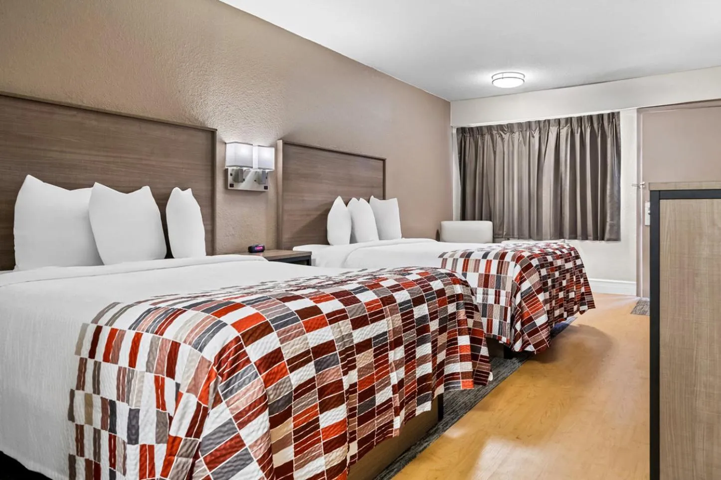 Photo of the whole room, Bed in Red Roof Inn Tampa Fairgrounds - Casino