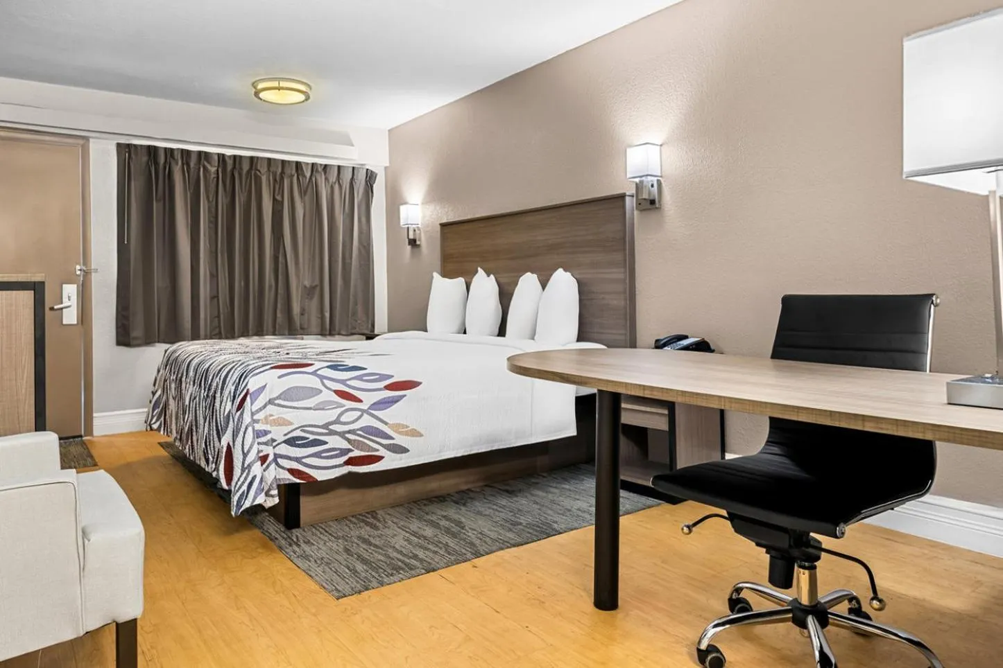 Photo of the whole room, Bed in Red Roof Inn Tampa Fairgrounds - Casino