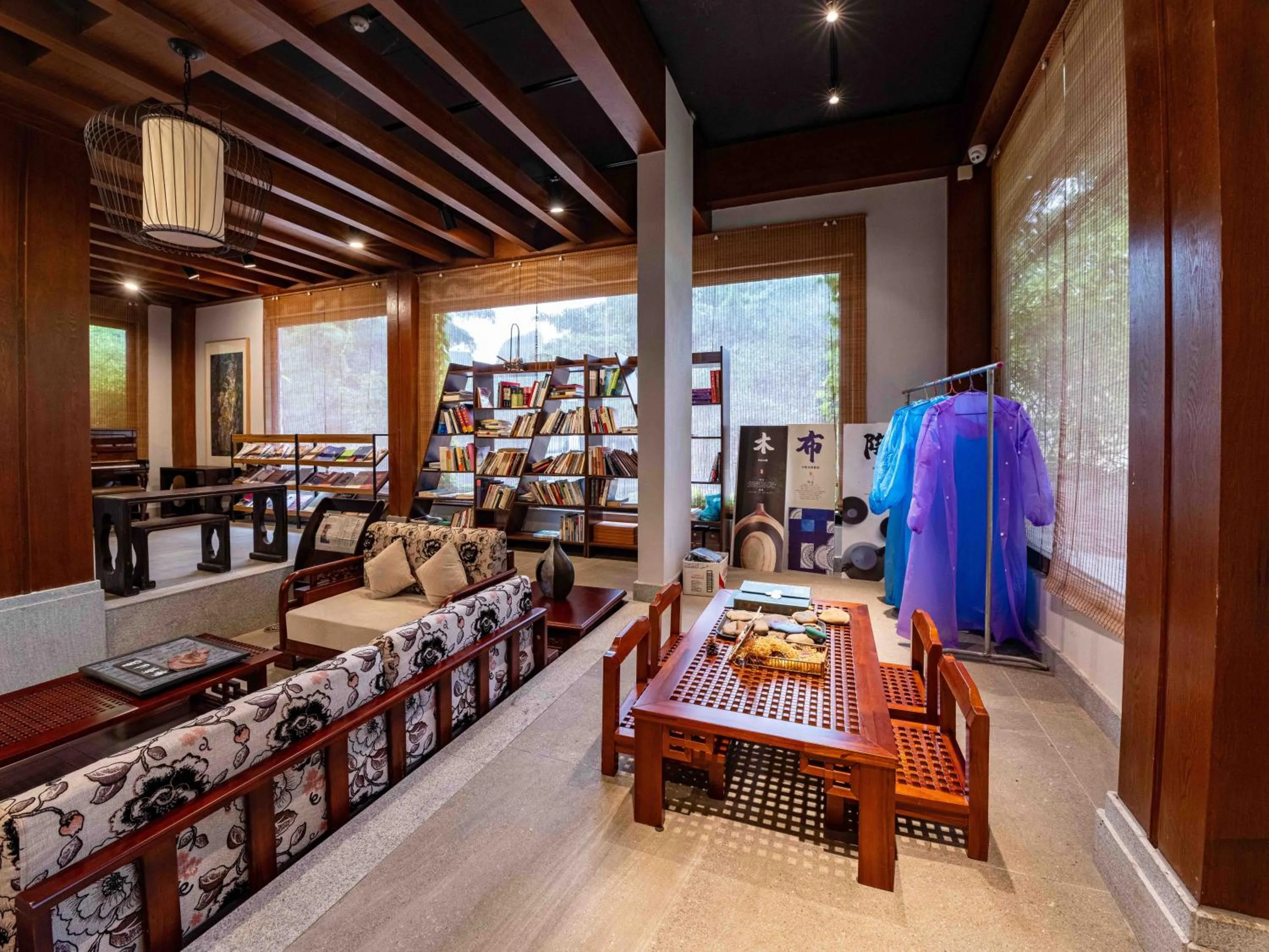 Lobby or reception in Yangshuo Mountain River Ballad Hotel - Free Yangshuo Train Station Pick Up and Drop Off