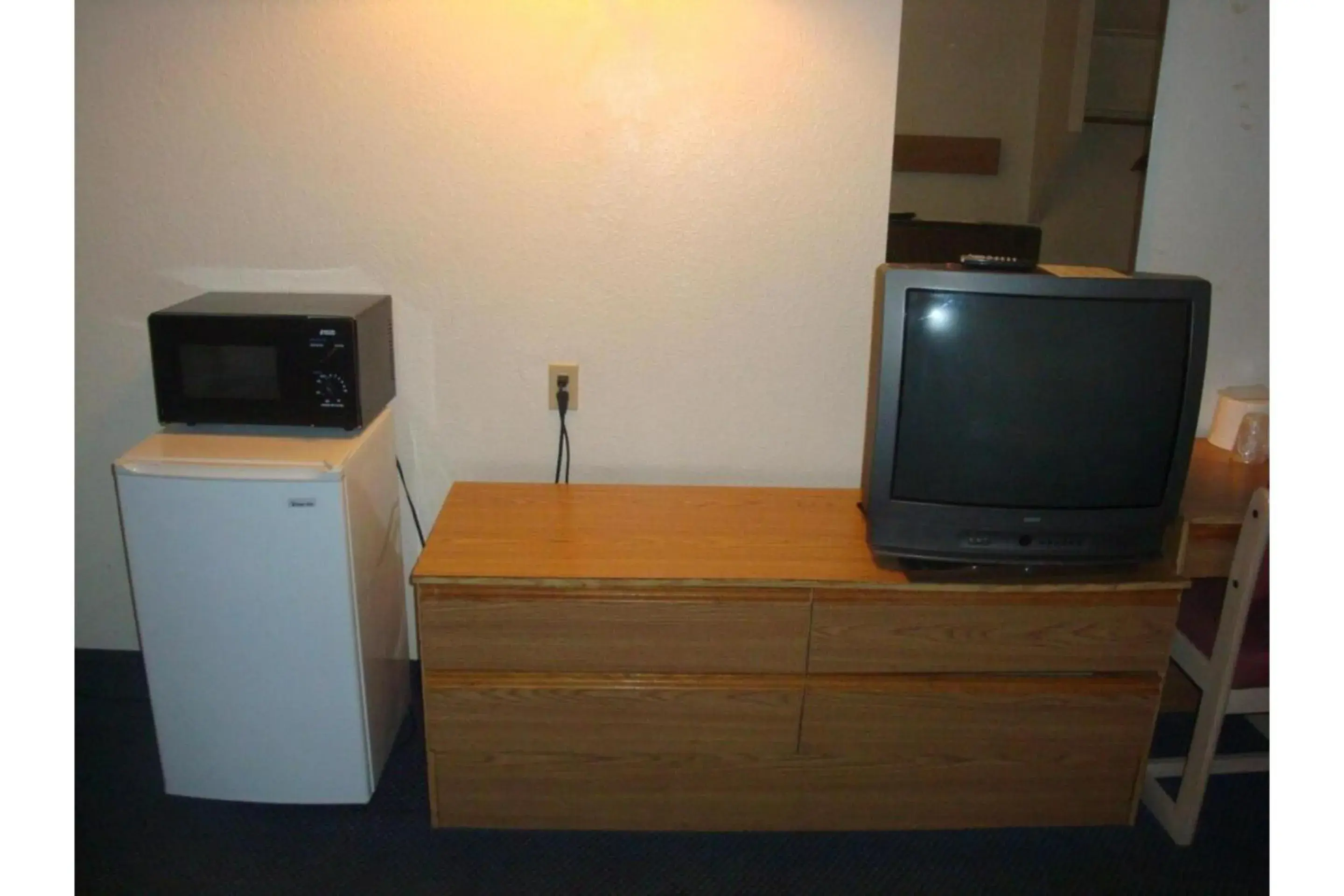 Queen Bed with Kitchenette Non - Smoking in Travelers Inn by Hotel O Lake Havasu City Queen Bed with Kitchenette Non - Smoking in Travelers Inn by Hotel O Lake Havasu City