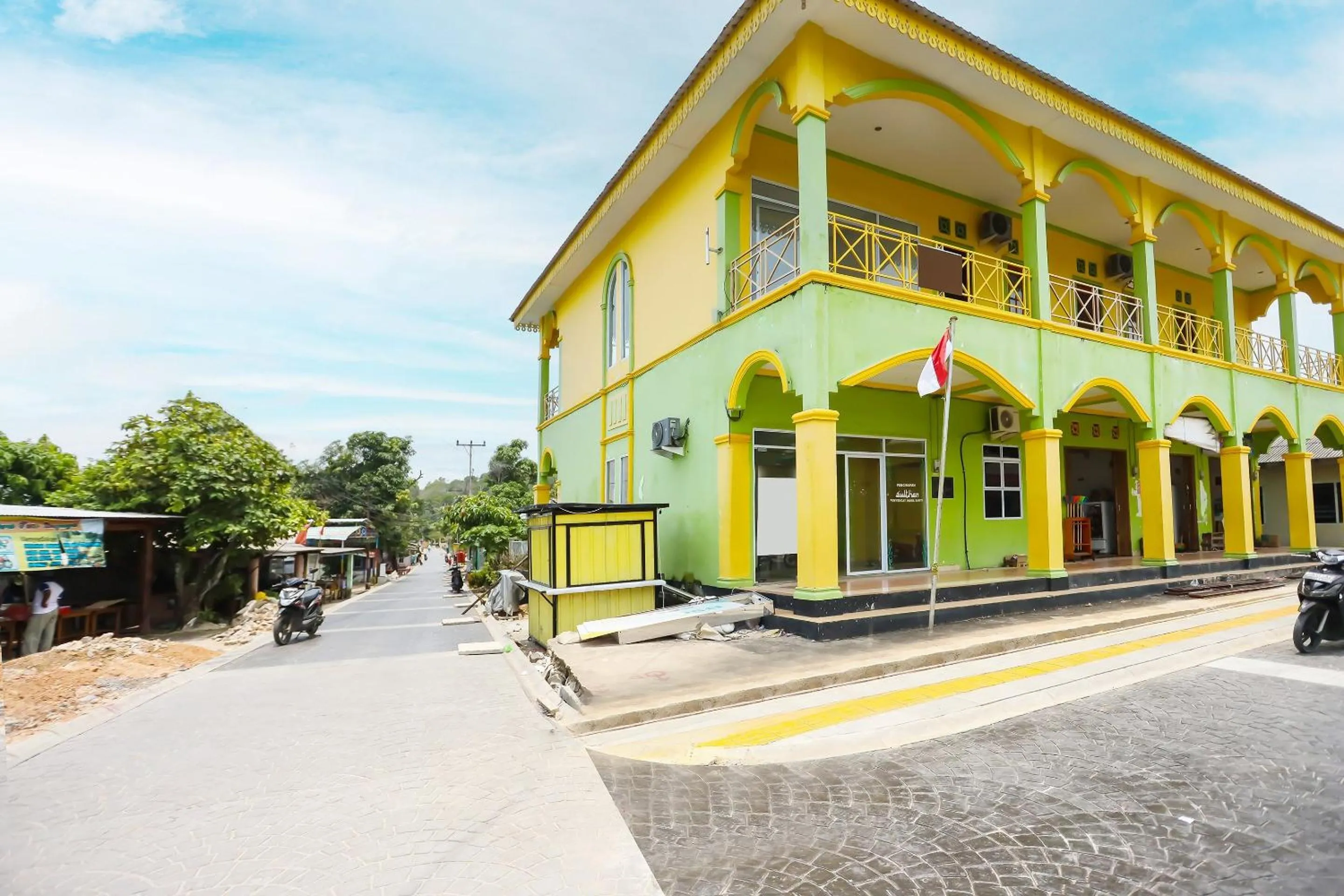 Facade/entrance in Hotel O Penginapan Sulthan Penyengat Syariah
