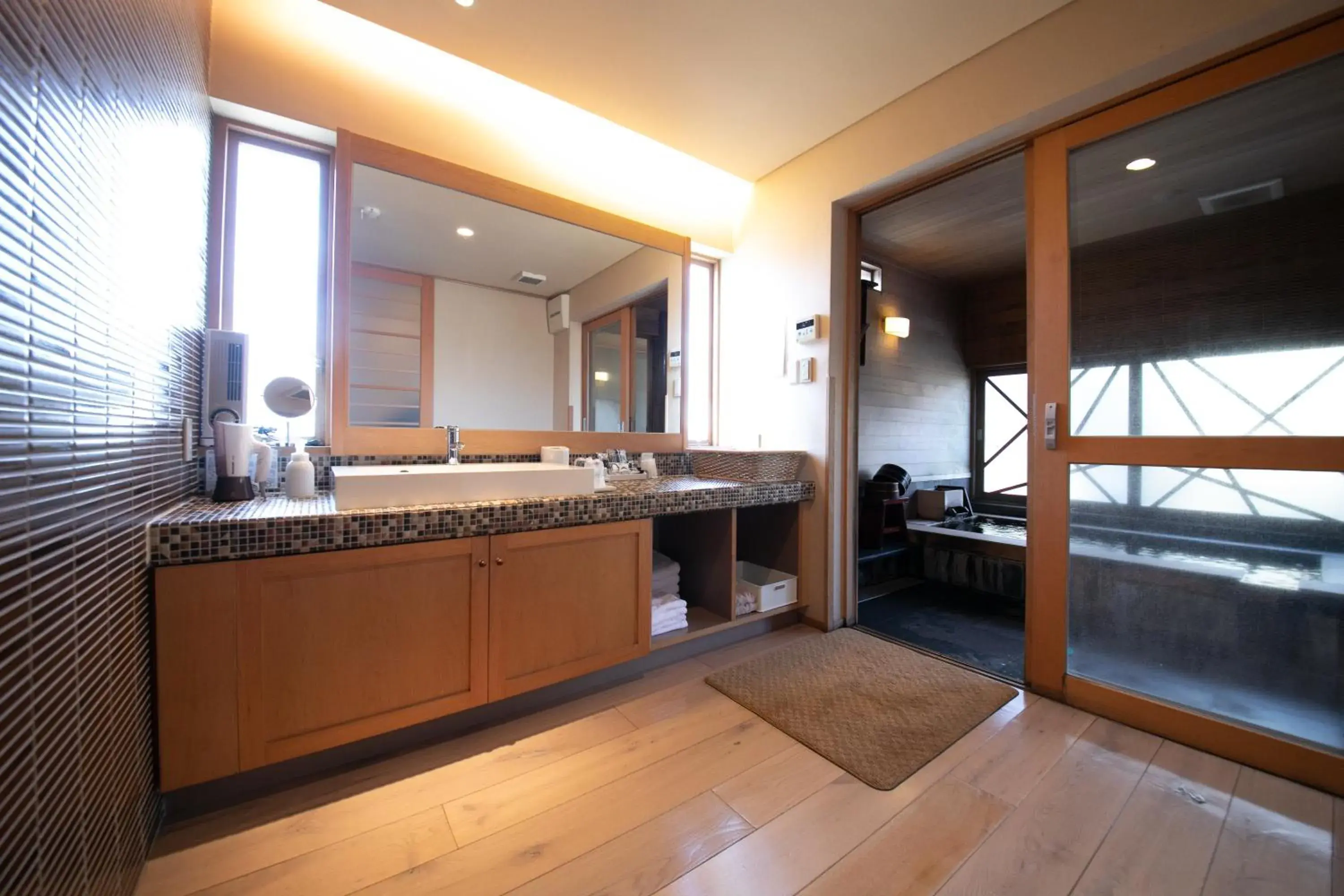 Deluxe Room with Tatami Area with Semi-Open Air Bath and Indoor Bath - single occupancy - Karin - in Yufuin Bettei Itsuki Deluxe Room with Tatami Area with Semi-Open Air Bath and Indoor Bath - single occupancy - Karin - in Yufuin Bettei Itsuki