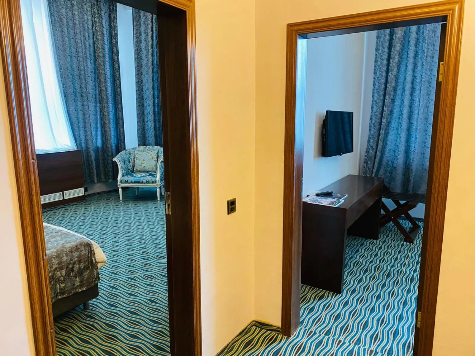 Communal lounge/ TV room in Marine Inn Hotel Baku