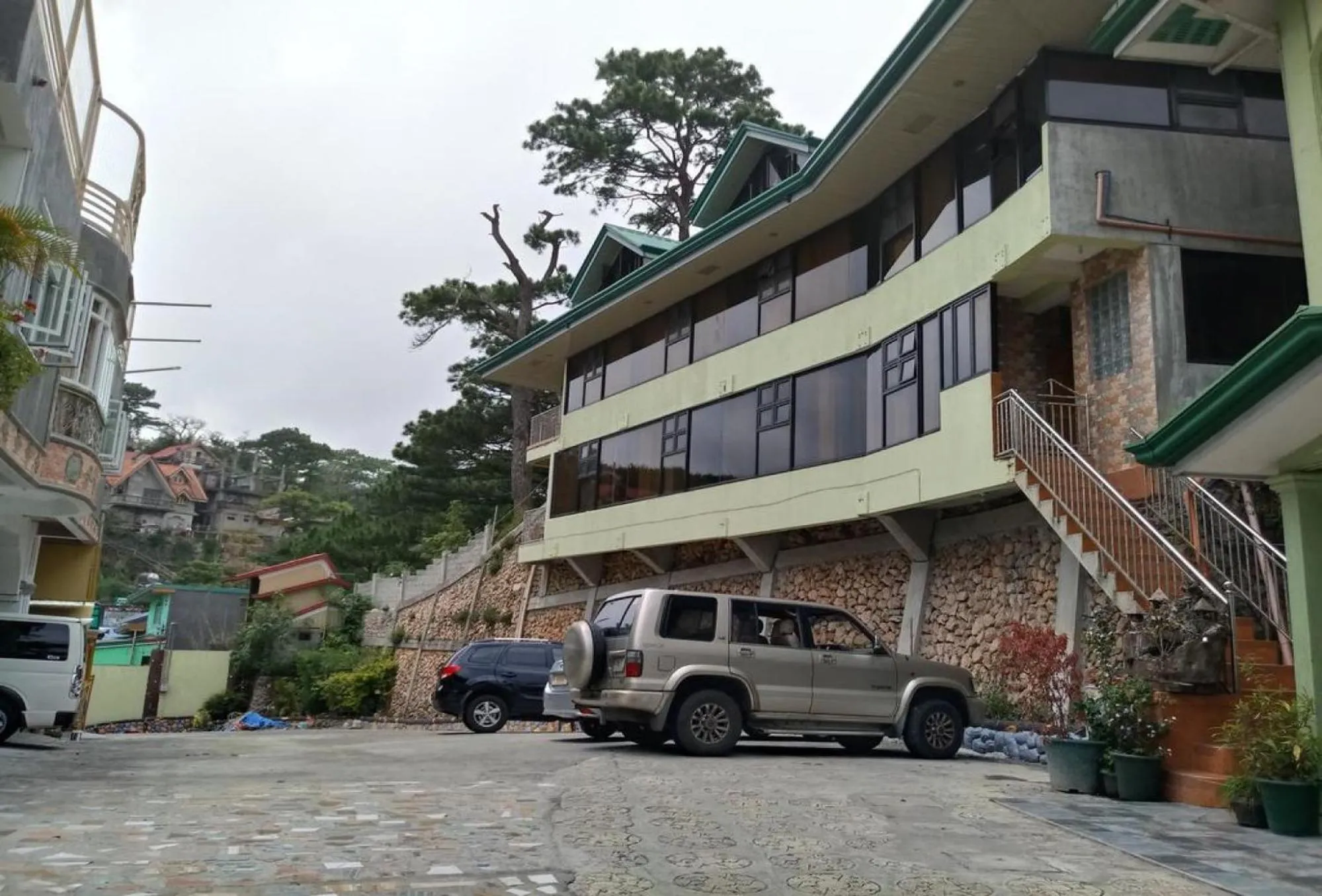 Property building in RedDoorz Hostel at Baguio Tourist Cabin