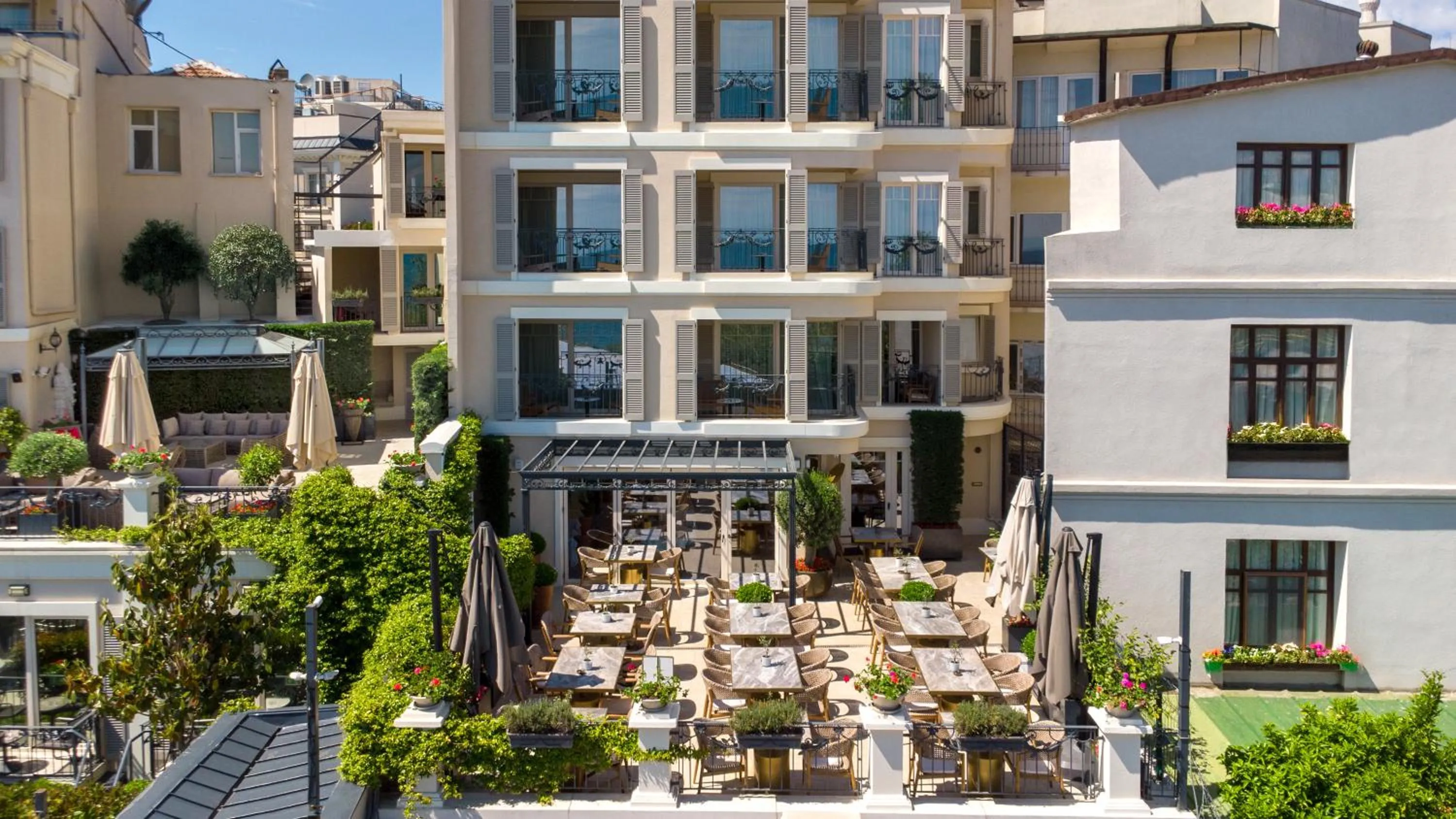 Restaurant/places to eat in Mula Hotel