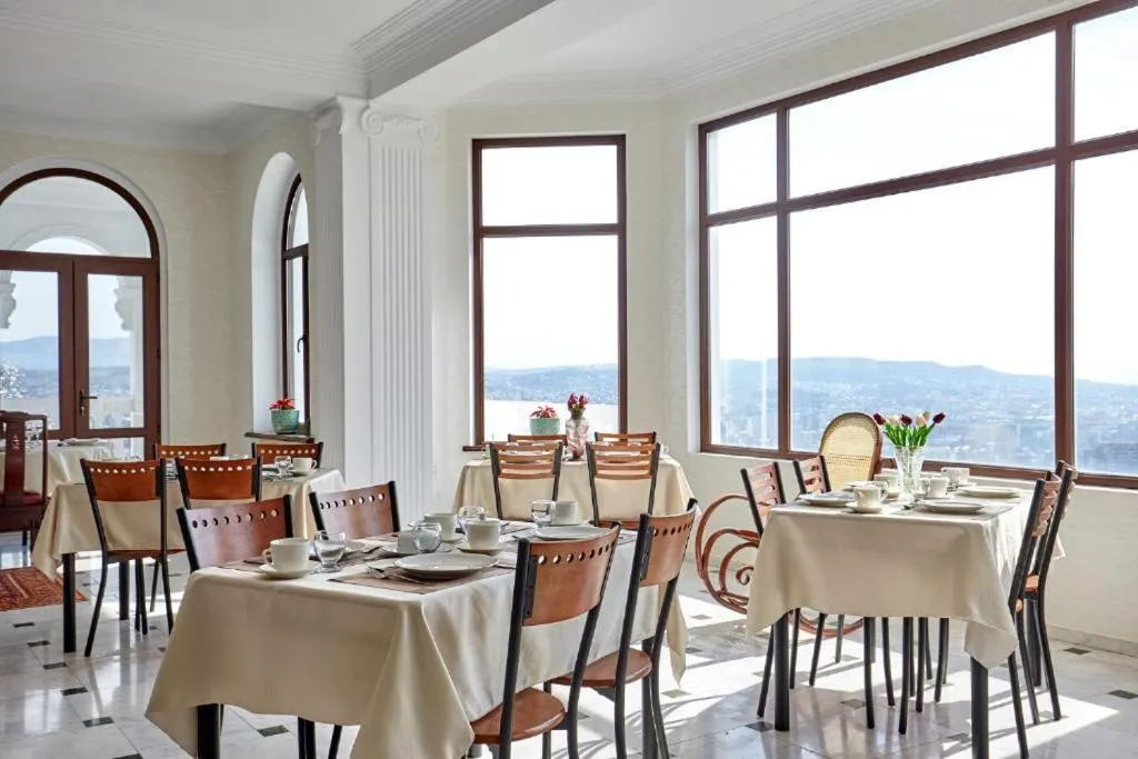 Restaurant/places to eat in The Hilltop Skyline Hotel